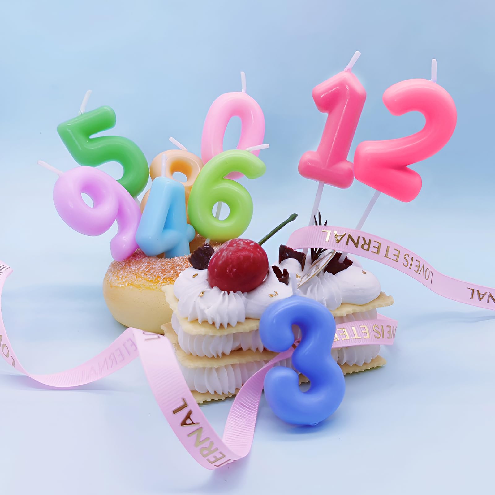 Torta di compleanno con il numero tre icona candela su sfondo bianco, illustrazione vettoriale Immagine e Vettoriale