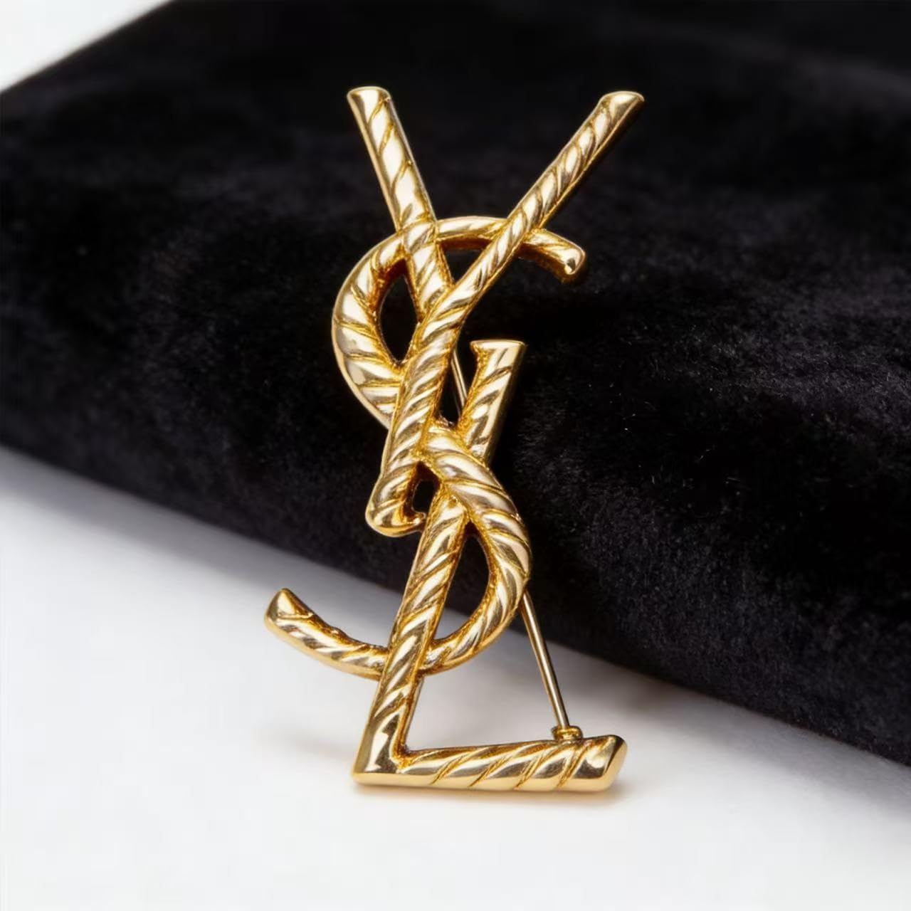 Vintage Twisted Gold Tone Brooch, Minimalist Luxury Lapel Pin for Suits & Jackets,Fashionable and eye-catching accessories - Image 2