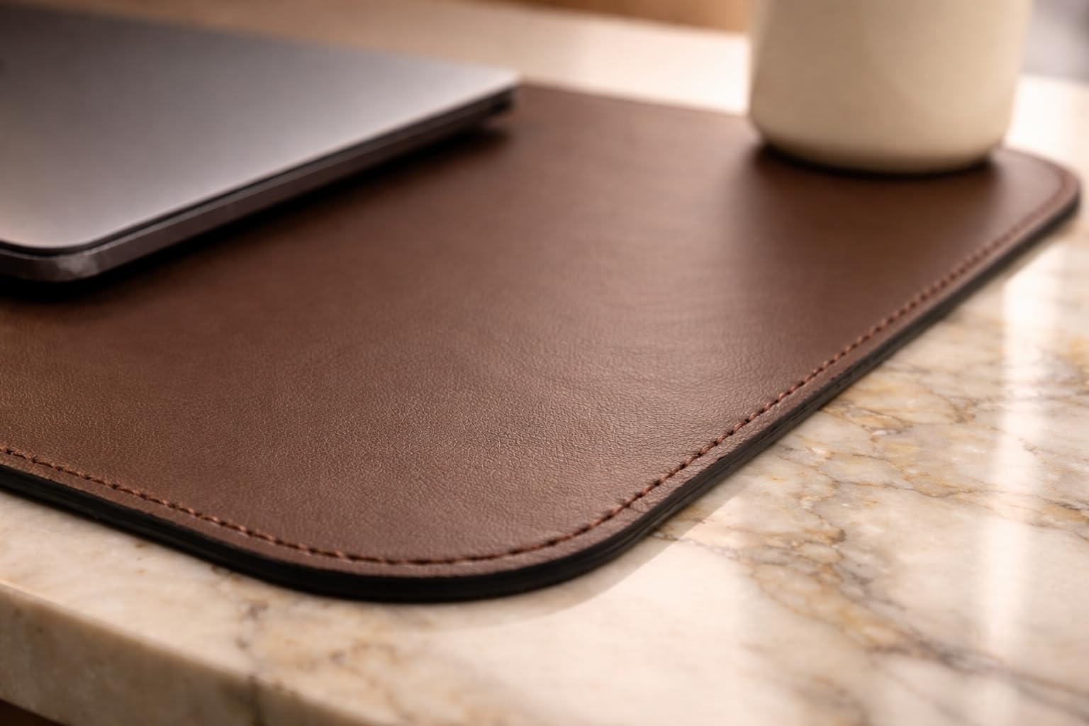 Schreibtischunterlage aus Leder, Personalisierbar mit Textgravur - Firmenlogo — Handgefertigte Deskmat mit Rückseite aus Naturkork — Made in Italy [60x40 cm, 80x40 cm] (Schokoladenbraun, 80x40 cm)