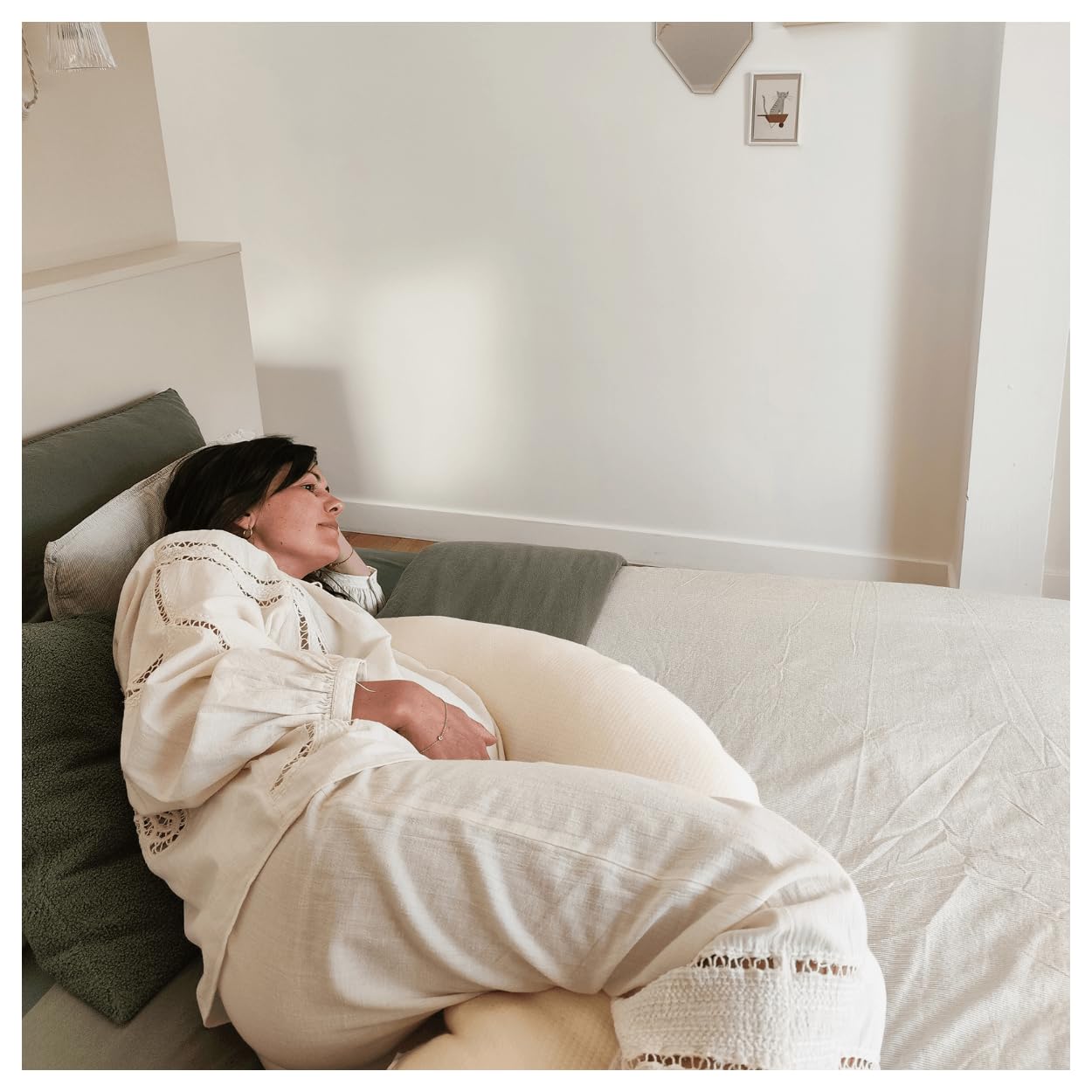 CANDIDE - Coussin De Grossesse - Coussin d'Allaitement - Coussin De Maternité - Transat Bébé - Multirelax - Coton Bio GOTS - 3-9kg - Déhoussable - Fabriqué en France - 69x44x14cm (Beige)