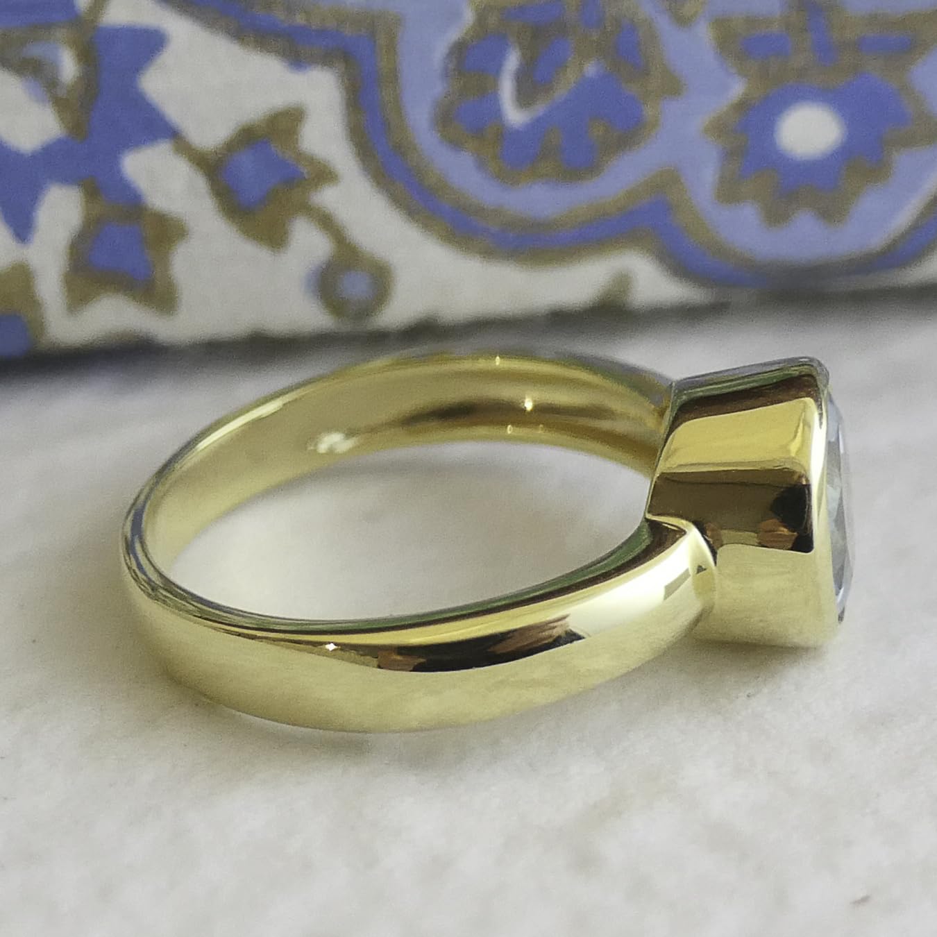 Anillo Redondo De Plata De Ley Con Baño De Oro Y Topacio Azul