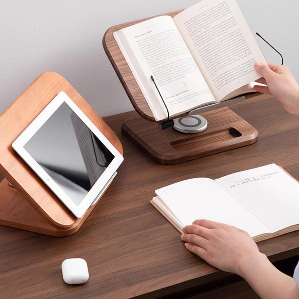 GIZNXBA Leggio Da Tavolo Regolabile In Noce, Rotazione 180°, Fermagli In Gomma, Per Libri, Tablet E PC, Dimensioni L (39x26.5 Cm)