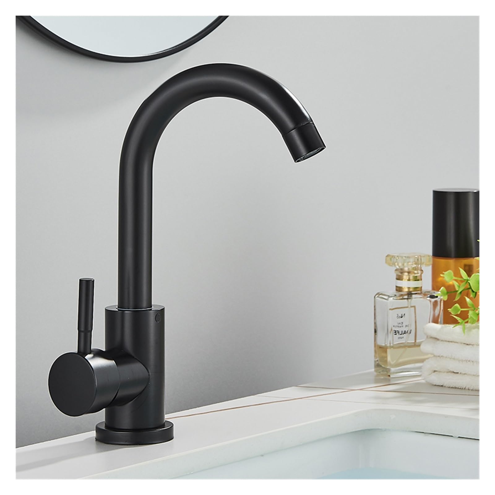 Robinet d'évier mélangeur pour rénover une salle de bains moderne et minimaliste