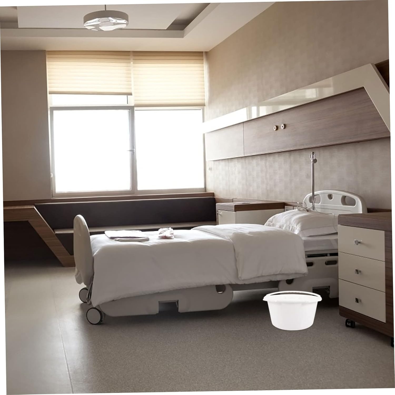 KOMBIUDA Convenient Portable Chamber Pot with Lid Durable Urinal Bucket for Elderly and Non-Skid Handle for Home and Hospital Use