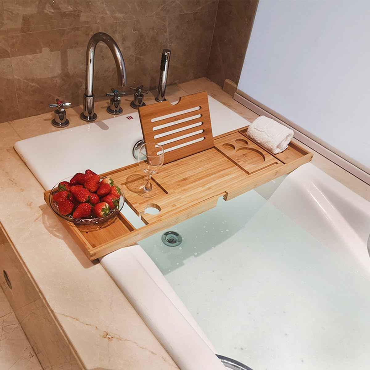 Regulowana bambusowa taca do wanny z wysuwanymi bokami i antypoślizgowymi podkładkami – idealne akcesorium do spa do relaksu, czytania i zabawy podczas kąpieli.