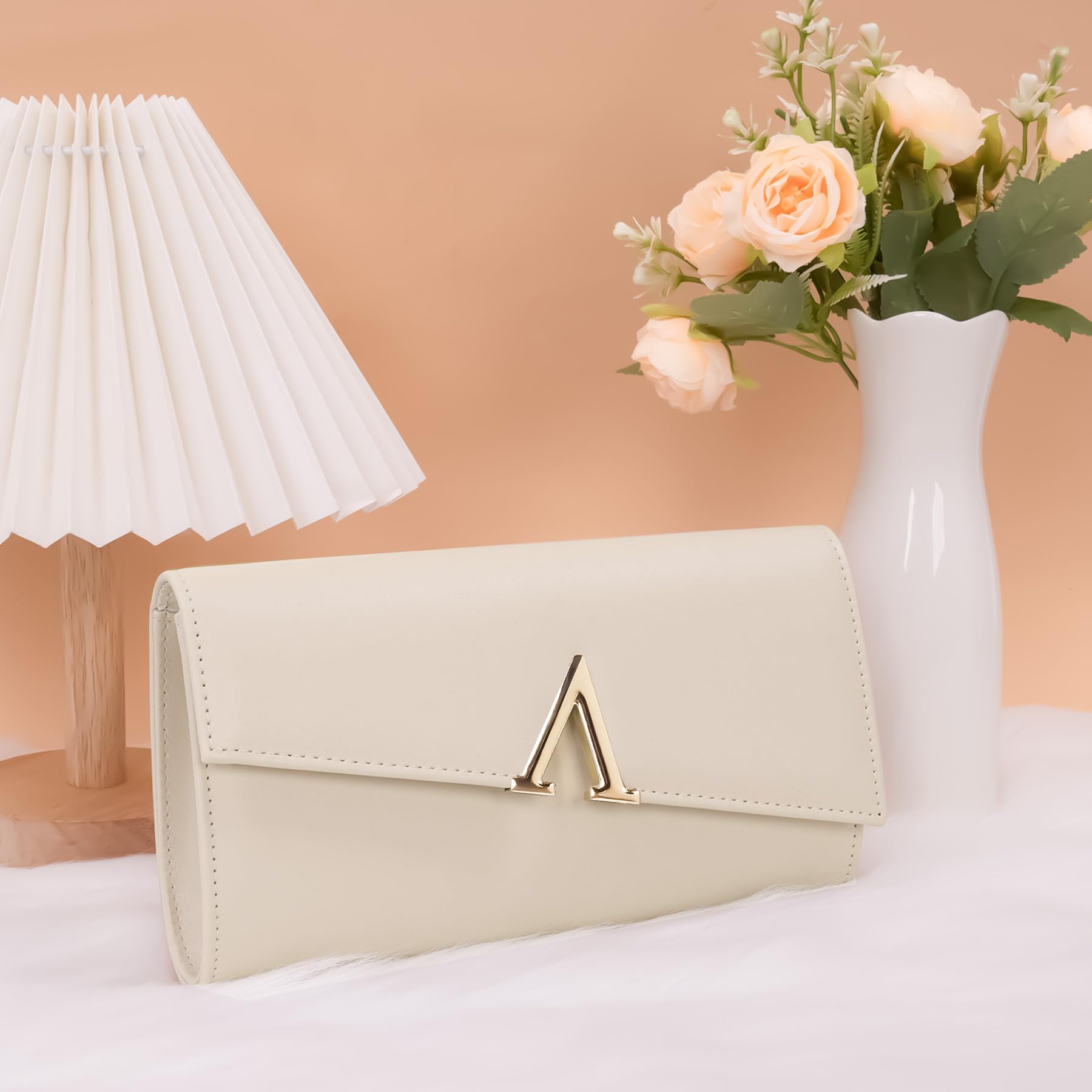 Larcenciel Pochettes et Clutches Femme Nude, Pochette Soiree Femme Élégant en Cuir PU Végétalien avec Chaîne, Sac a Main Crème à la Mode pour Mariage, Fete, Boule, Cocktail, Cérémonie 23x5x13CM