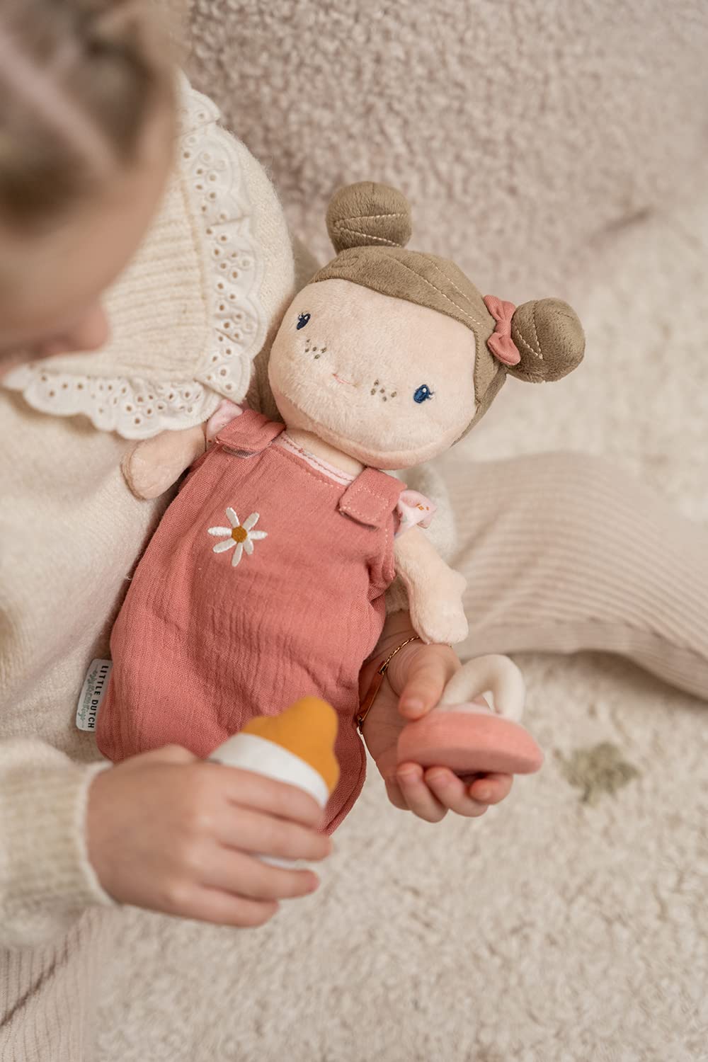 Little Dutch Stoffpuppe Babypuppe im Tragekorb mit magnetischem Schnuller und Trinkflasche und viel Zubehör Rosa rosa - Little pink Flowers