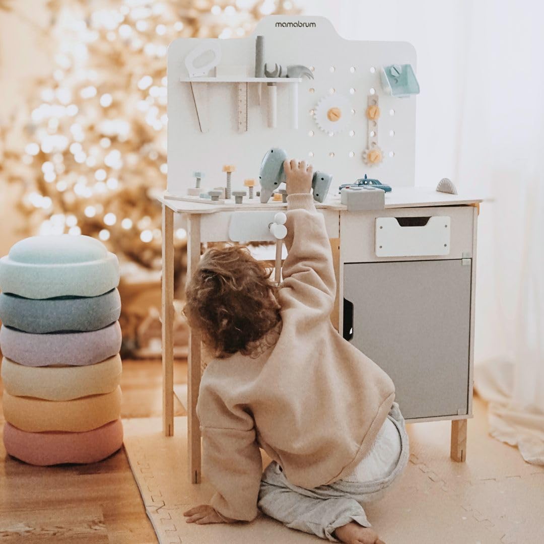 mamabrum Banco Trabajo Madera para Niños - Mesa Herramientas XXL con 74 Piezas, Taladro Eléctrico y Sierra Circular - Altura Ajustable 97-103cm - A Partir de 2 Años