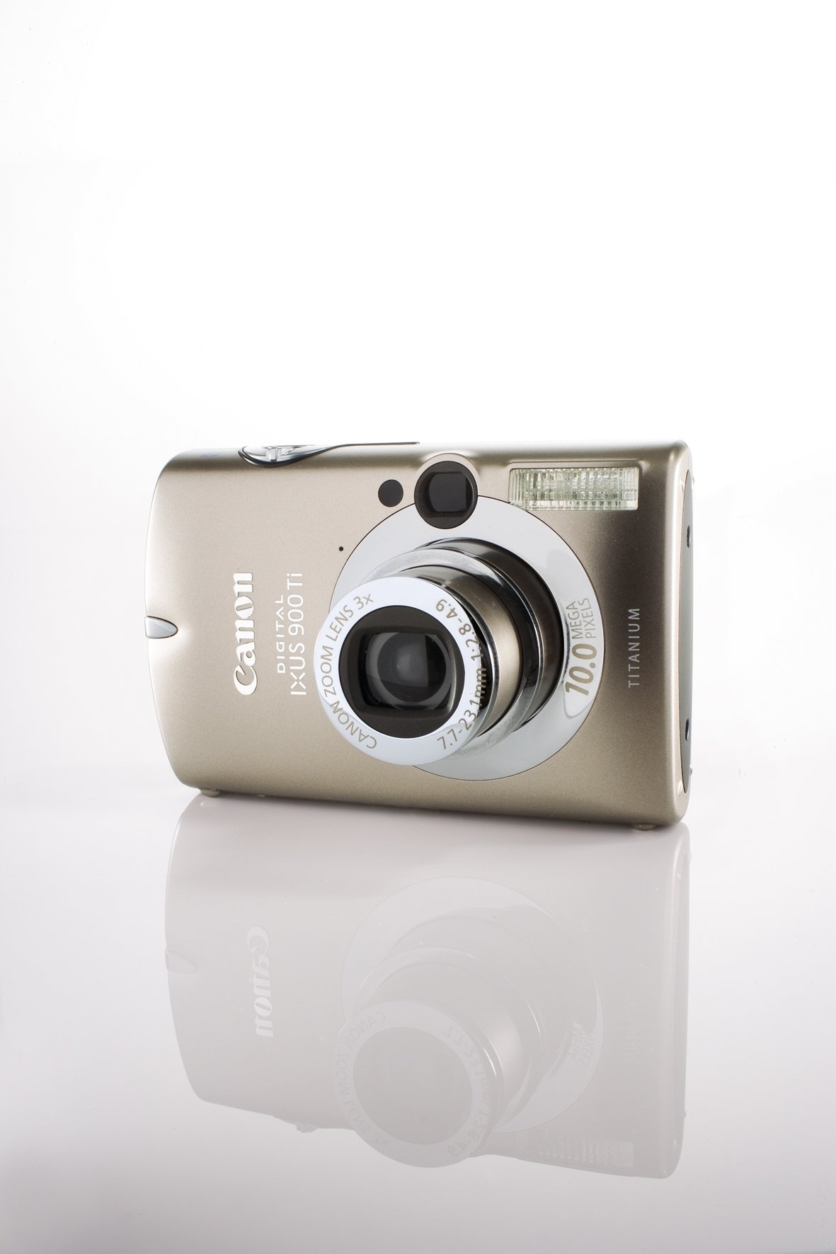 Canon IXUS 900 Ti Digital Camera (10.0MP, 3x optical zoom): Amazon