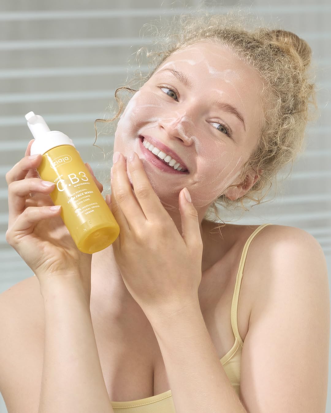 Schiuma detergente viso vitamina C.B3 NIACINAMIDE | Pulizia profonda senza seccare, 97% ingredienti naturali, effetto glow, adatta per pelli sensibili di ZIAJA