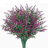 Faux ist das neue Frische: Künstliche Lavendelblumen sind für das ungeübte Auge täuschend natürlich. Sie bieten naturgetreue Blütenblatt- und Laubstrukturen und ihre mit Wasser gefüllten Vasen sind der perfekte Abschluss.