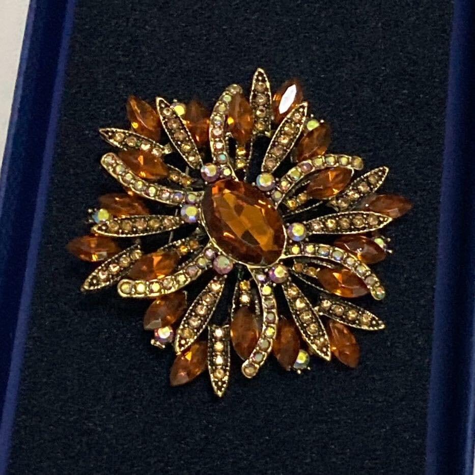 激レア WEEKENDS ラインストーン シリーズ テディベア ブローチ 激レア WEEKENDS ラインストーン シリーズ テディベア ブローチ