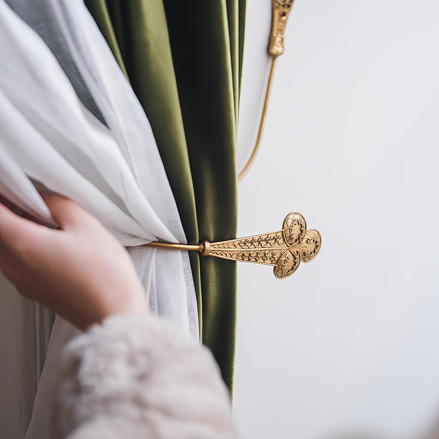 2pcs Elegant Metal Gold Curtain Holdback,Vintage Brass Tiebacks for Drapes, Decorative Wall-Mounted Curtain Holder, Antique Floral Design for Window Treatment Decor (Gold)