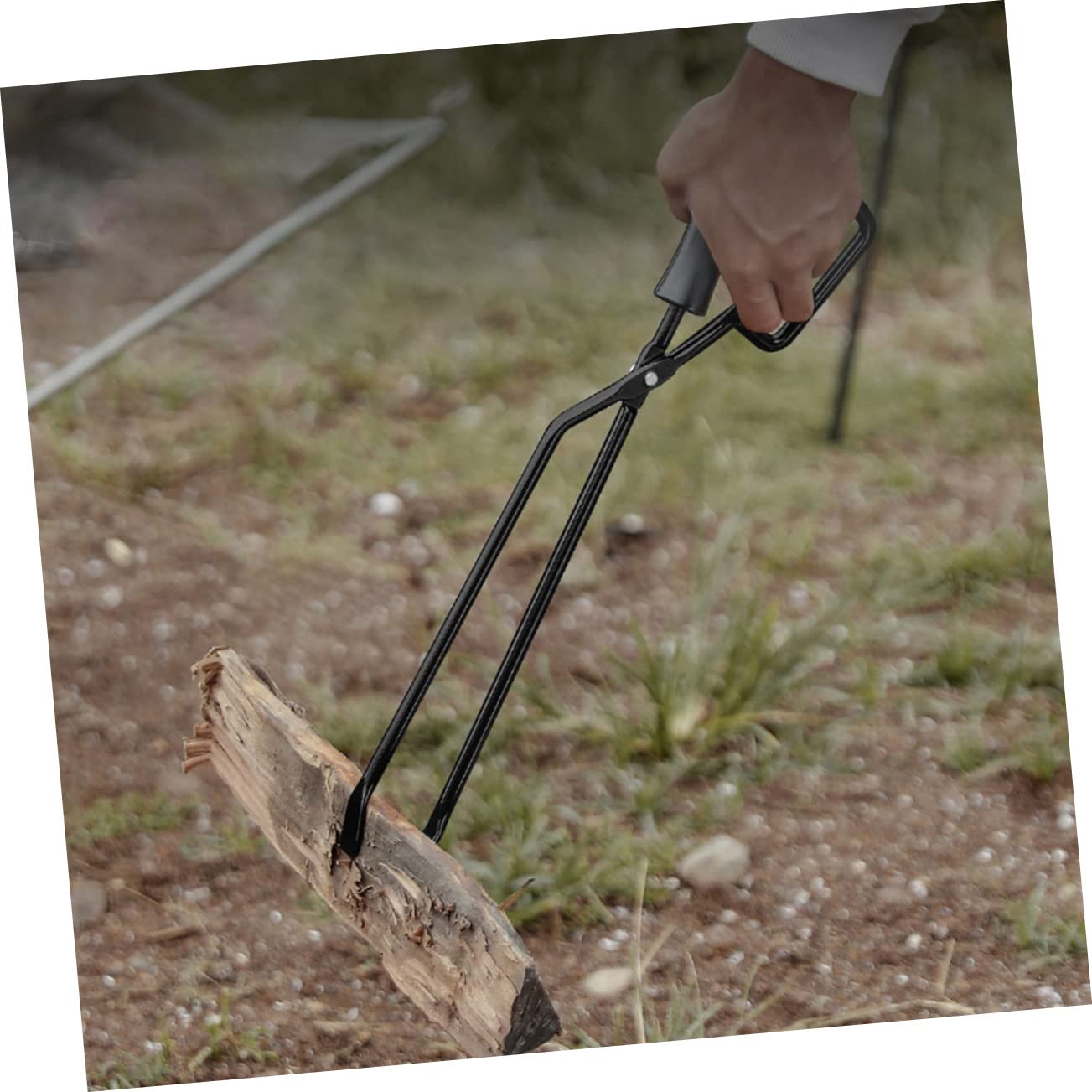 Pinza per Carbone da Esterno in Ferro con Manico in Legno | Nera, Comoda per Spostare Braci, per Attività All'aperto e Cena, Accessori Barbecue