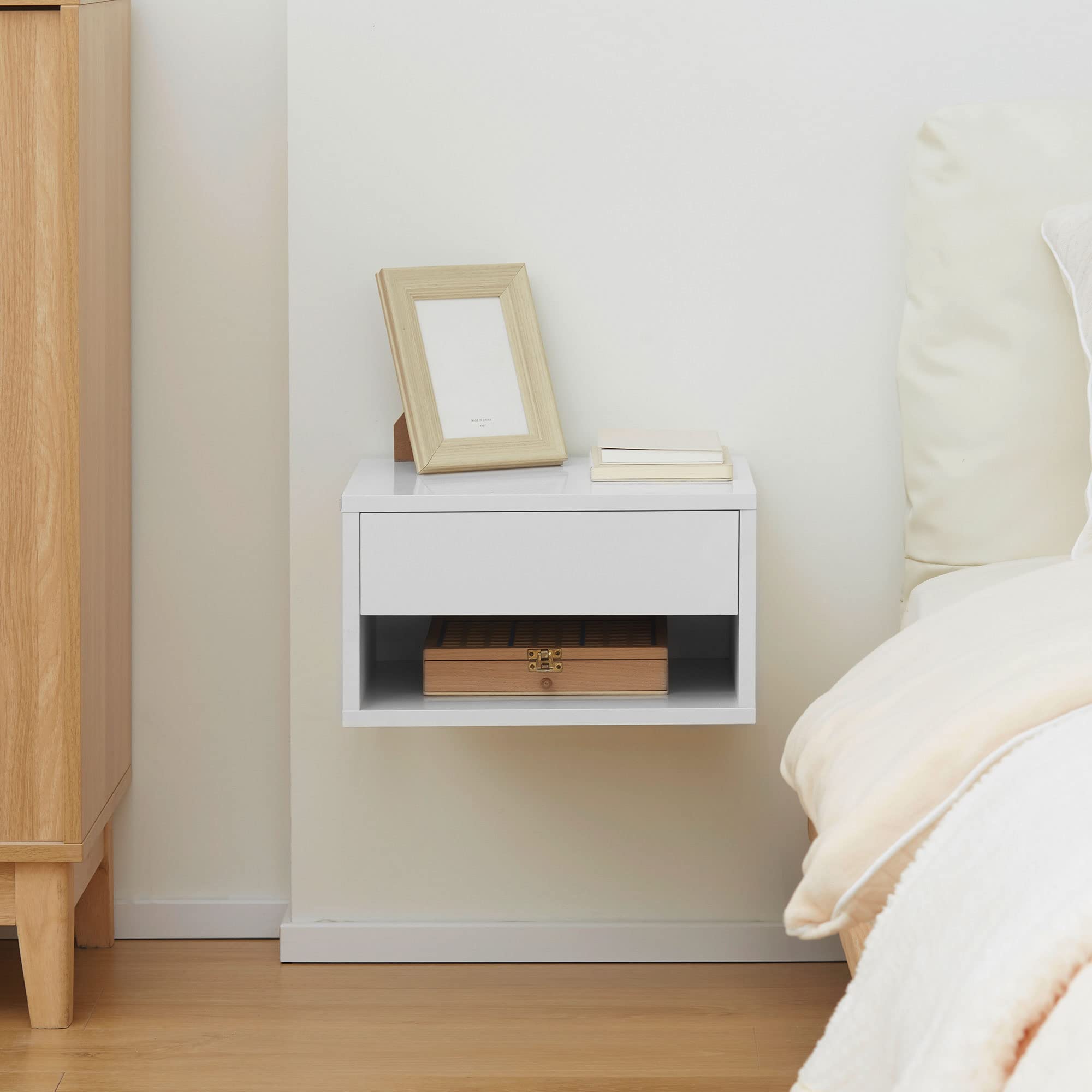 HOMCOM Set di 2 comodini a parete - cassetto scorrevole, nicchia, piano - legno dim. 37L x 32L x 21H cm bianco