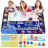 【Juguetes educativos para niños】 Con planetas animados y tema espacial, brillan en la oscuridad, hacen que sea más divertido en la oscuridad！ Nuestro tapete de dibujo de garabatos es más atractivo para los niños. Es una excelente manera de mejorar la coordinación ojo-mano y las habilidades motoras. Jugar con otros niños pequeños y niños también puede mejorar las habilidades sociales de su hijo. Un gran regalo de juguetes de aprendizaje para niñas y niños.
