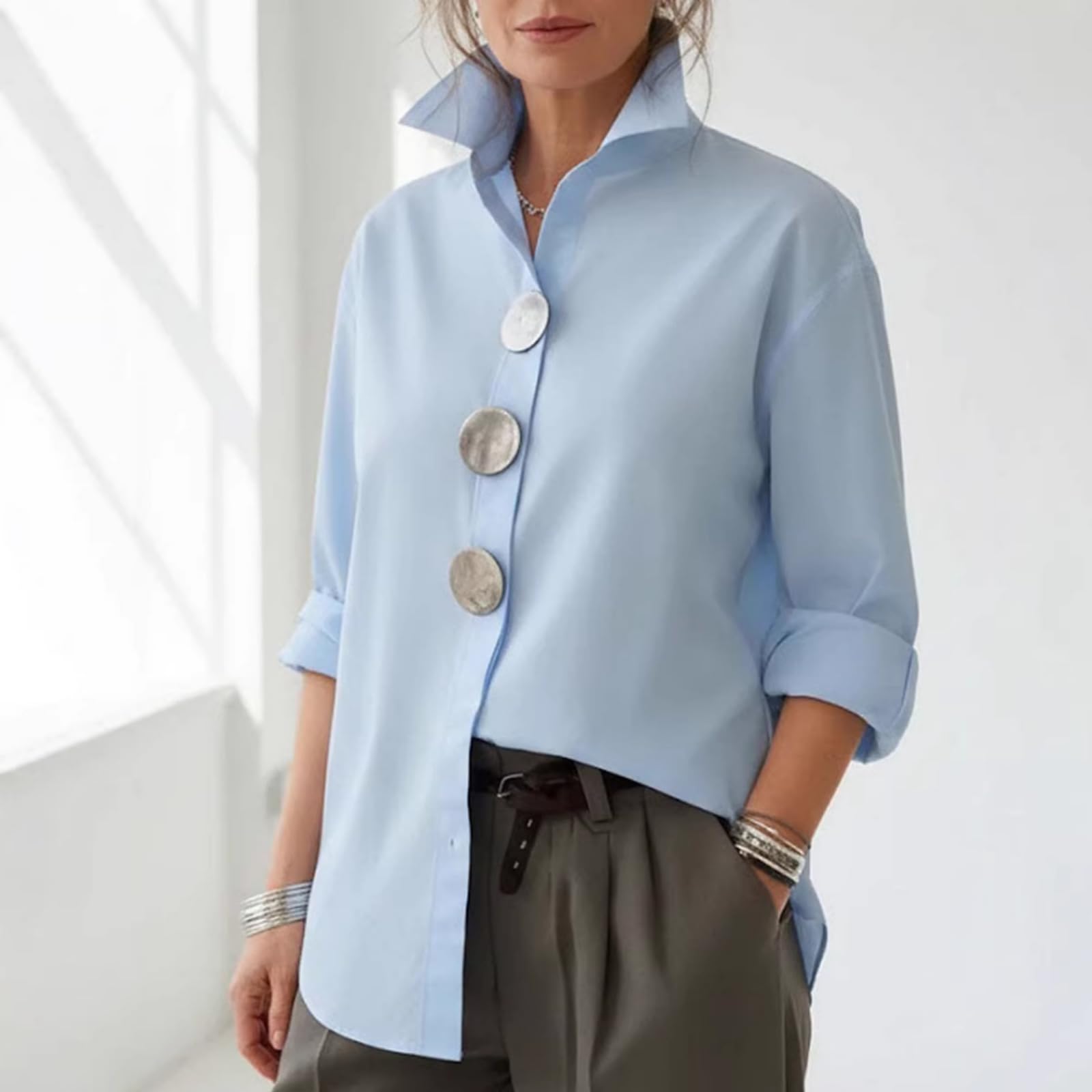 Elegante Blusa para Mujer con Cuello Alto y Botones metálicos – Camisa Oversize de Manga Larga, Top Casual de Color Liso para Primavera.