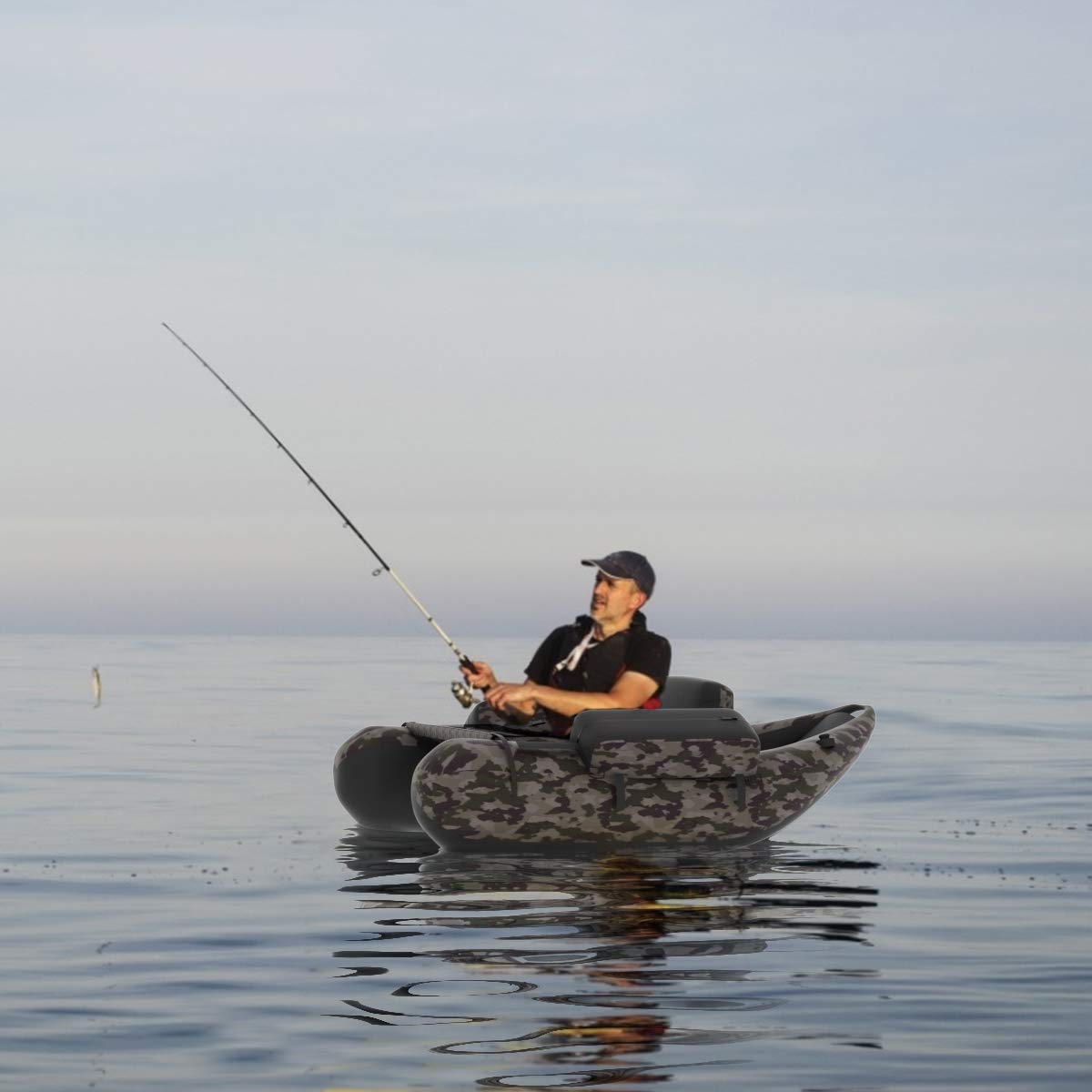 GOPLUS Barco de Pesca Inflable. Barco Neumático Flotante con Respaldo Ajustable para Pesca Camuflaje, Botes y Carga Máxima 160 kg, 136x105x54 cm