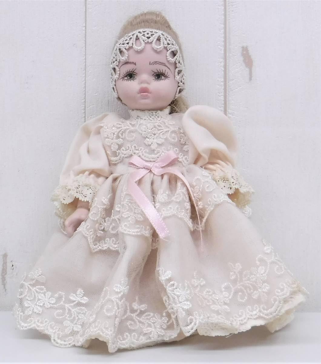 レースドレスのアンティークビスクドール