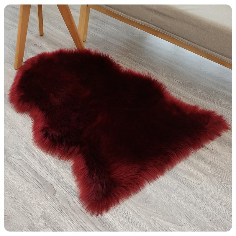 Tapis en fourrure synthétique bordeaux pour habiller un canapé de salon moderne