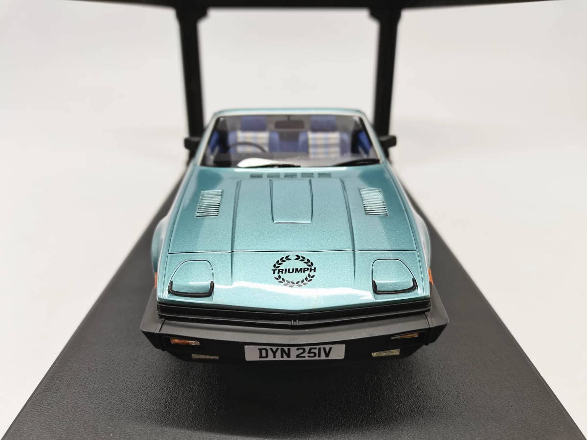 ミニカー 104-034 Cult 1/18 Triumph TR7 DHC 1980 Cult Scale Models New 1980 Triumph TR7 DHC Silver & Blue