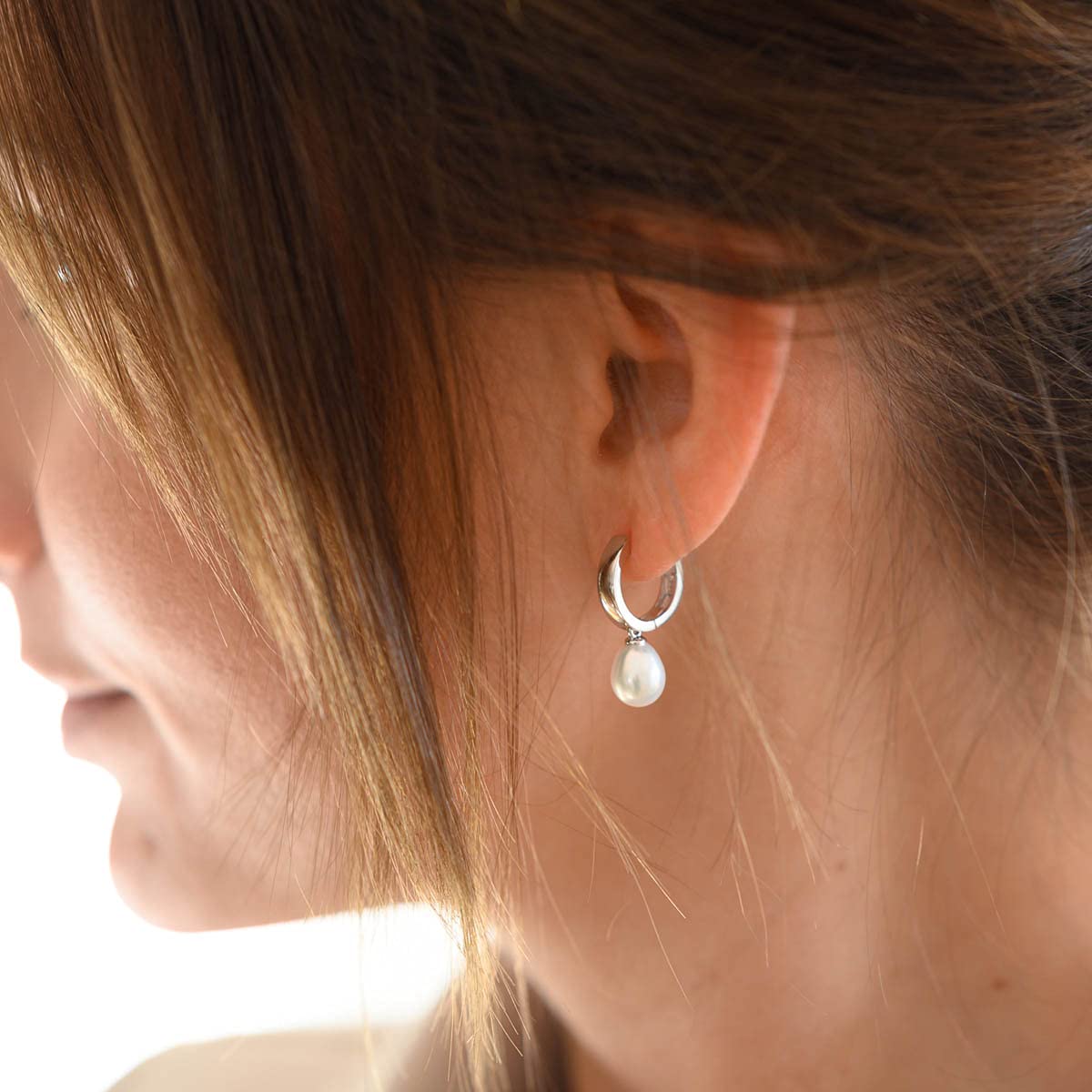 Damen Creolen mit Anhänger Perle - 925 Silber Perlenohrringe weiß SO-431 | Kleine Kreolen 15mm mit hängenden Perlen aus rhodiniertem 925 Sterling Silber für Frauen von MATERIA by Matthias Wagner