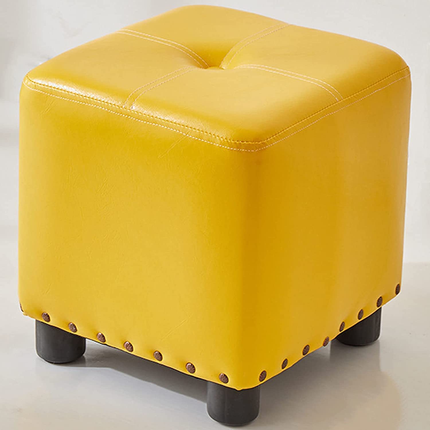 Cuir souple et assise rembourrée : le repose-pieds pouf de salon haut de gamme