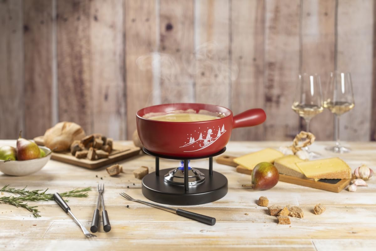 Kuhn Rikon Caquelon Fondue Rouge mat Winterspass - Argile Artisanale, Décor Hivernal, 23 cm, 2,6 l - Service Fondue Fromage pour 4 à 6 Personnes