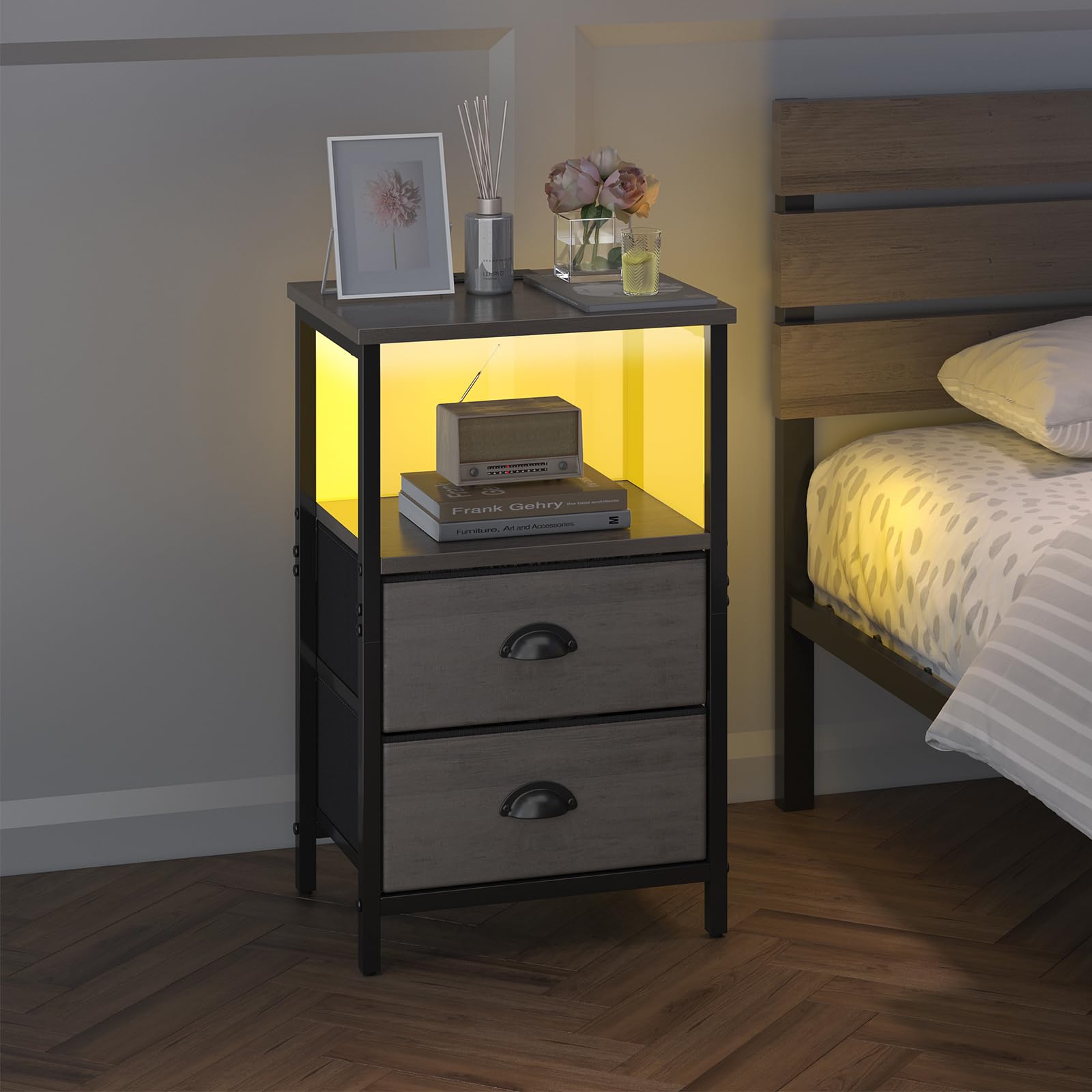 Mesita de noche con estación de carga, mesita de noche LED con 2 cajones de tela, mesa auxiliar gris con cajones, mesa auxiliar de almacenamiento de 2 niveles con cajones para dormitorio, gris 7