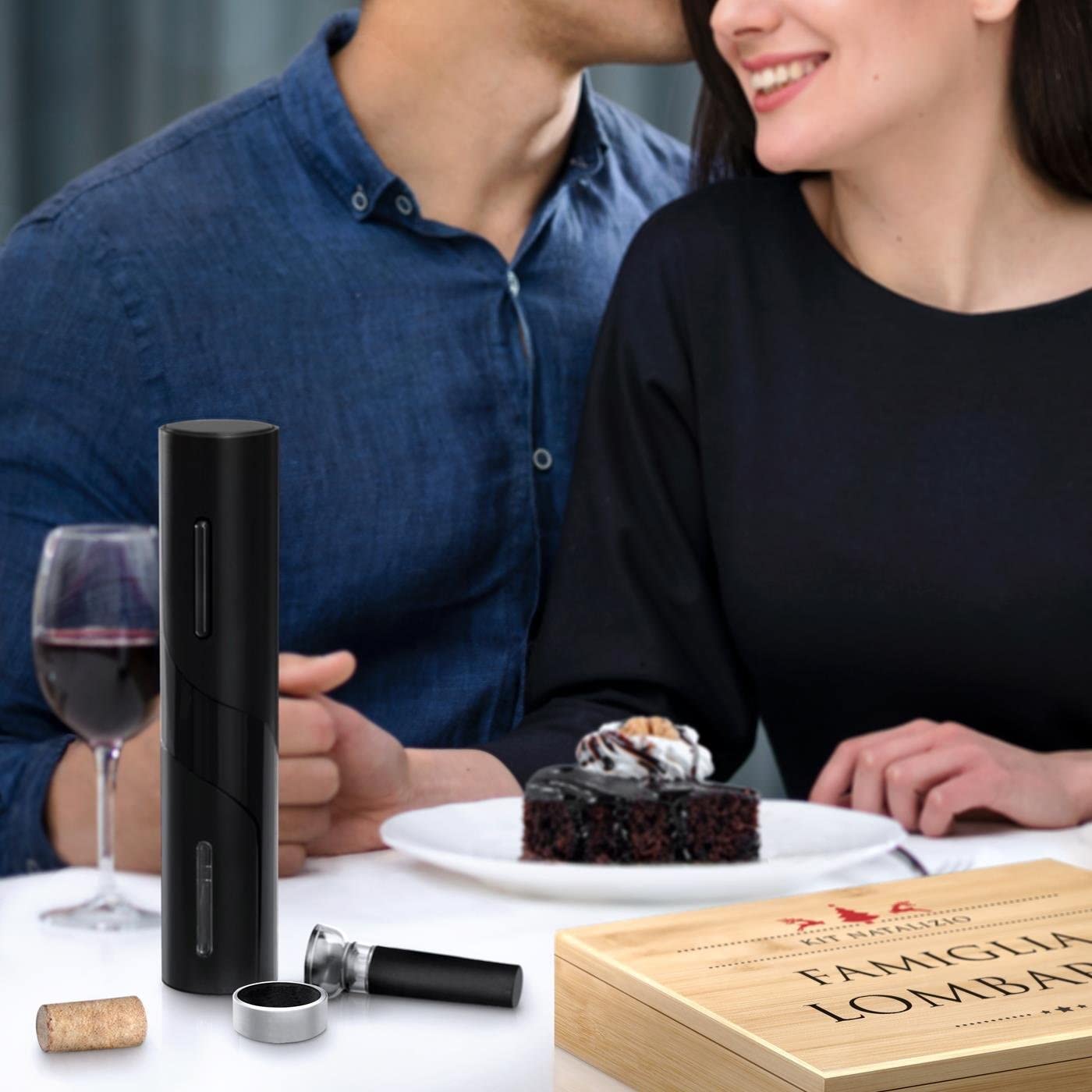 Maverton Stappa Bottiglie Elettrico - Set Accessori Vino + Cavatappi Birra - da 6 Pezzi - Personalizzato a Stampa - Scatola in Legno di Bambù - 27x22x7 cm - per le Coppie - regalo di Natale - Natale