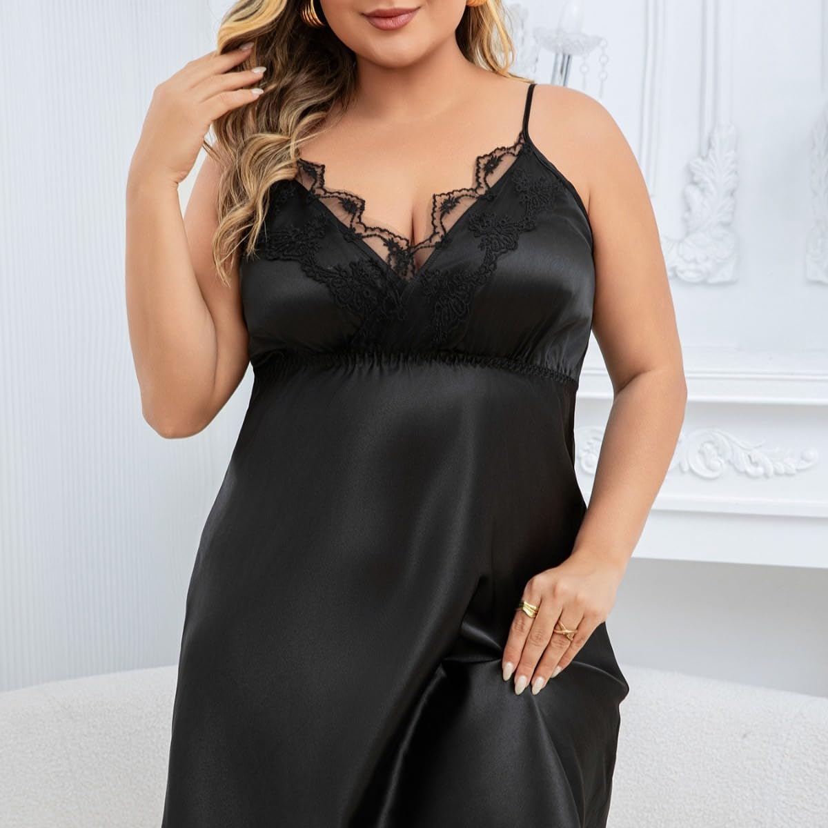 purpleq Sottoveste in Raso Taglie Forti con Pizzo e Scollo | Raffinate finiture in pizzo smerlato e vita impero valorizzante per un tocco di eleganza unica.