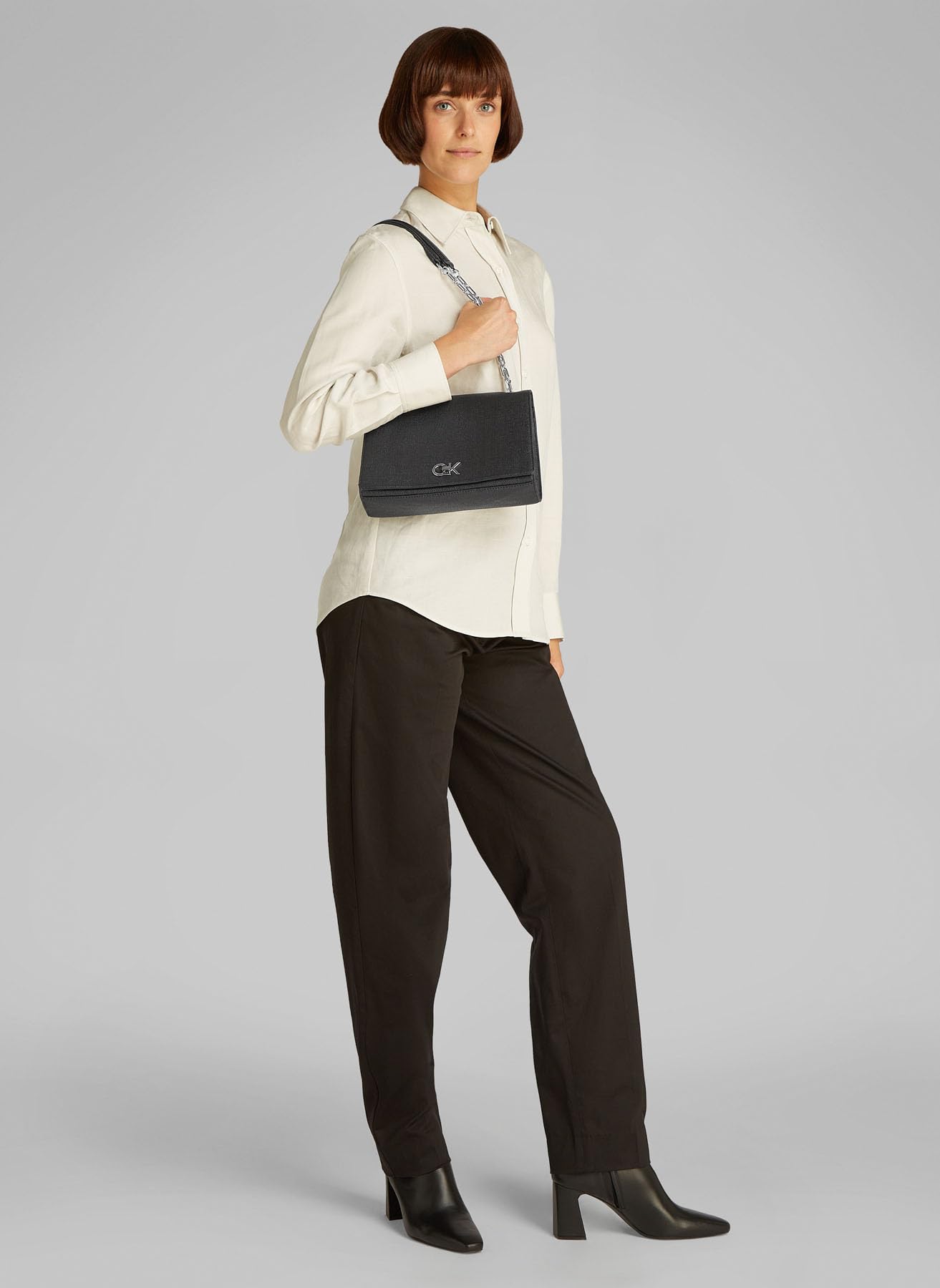 Calvin Klein Bolso bandolera Mujer Medium con cadena, Negro (Ck Black), Talla Única