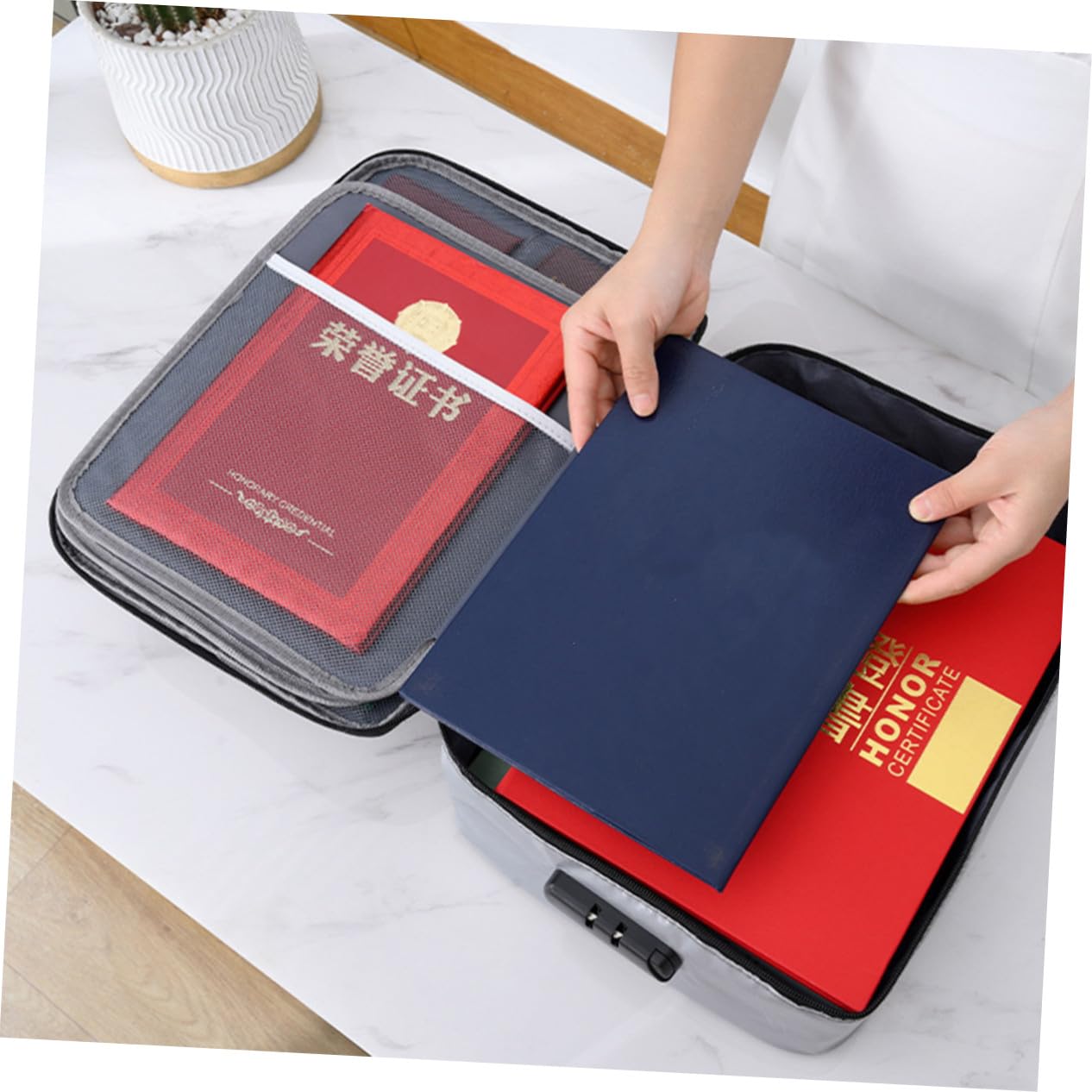 Housoutil Mehrlagige Schutztasche mit Schloss Großer Fassungsvermögen Aktenordner für Reiseunterlagen Laptop Zertifikate Wasserabweisender Dokumenten Reise organizer