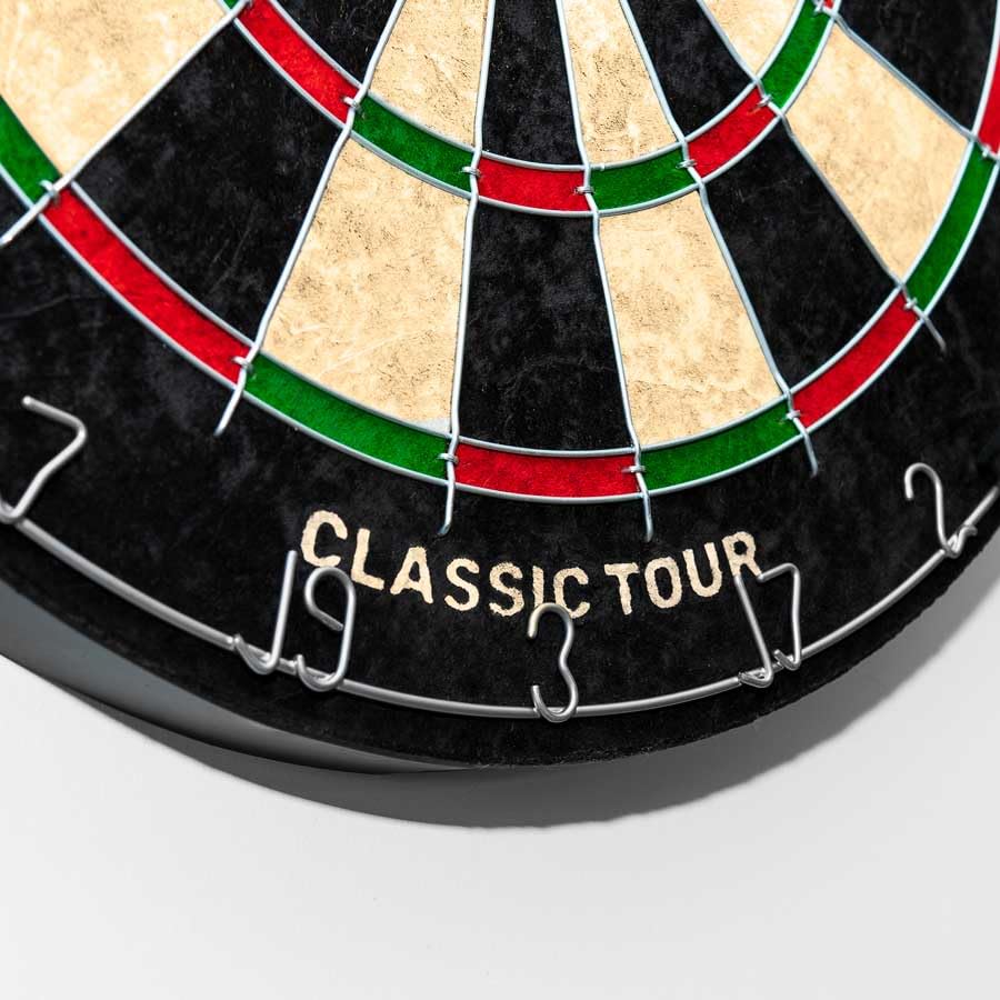 Pinpoint Classic Tour tarcza do darta dla początkujących – plansza treningowa do gry w barowe | Akcesoria do pokoju gier | tarcza do darta z podstawką do gry w darta lub stojakiem do darta (plansza + otoczenie)