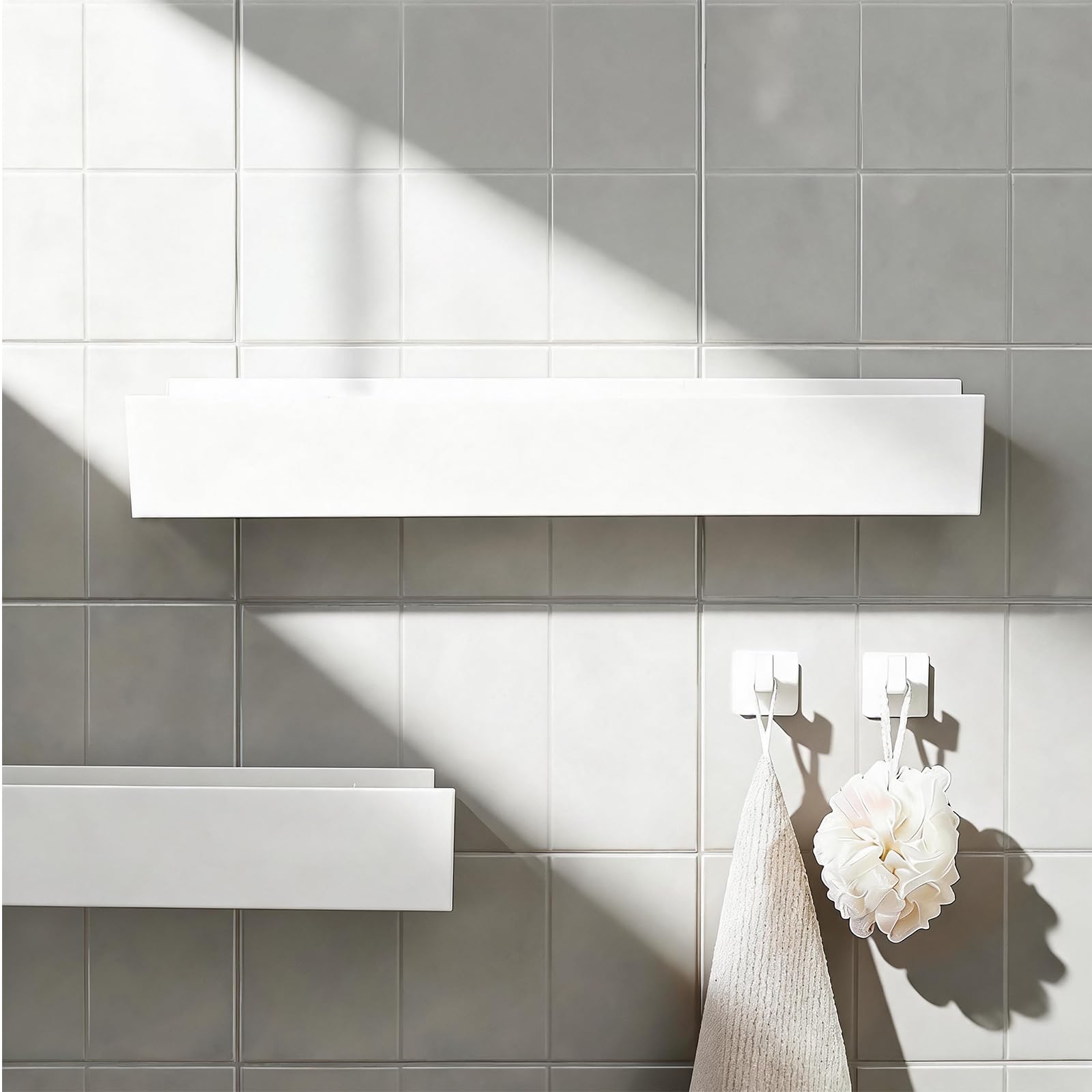 59,5 cm Estanteria Pared Baño, Blanco Organizador de Ducha, Estantería para Ducha en Aleación de Aluminio, Soporte Champu Duchas con 2 Ganchos, para Baño, Cocina, Balcón y Otras áreas