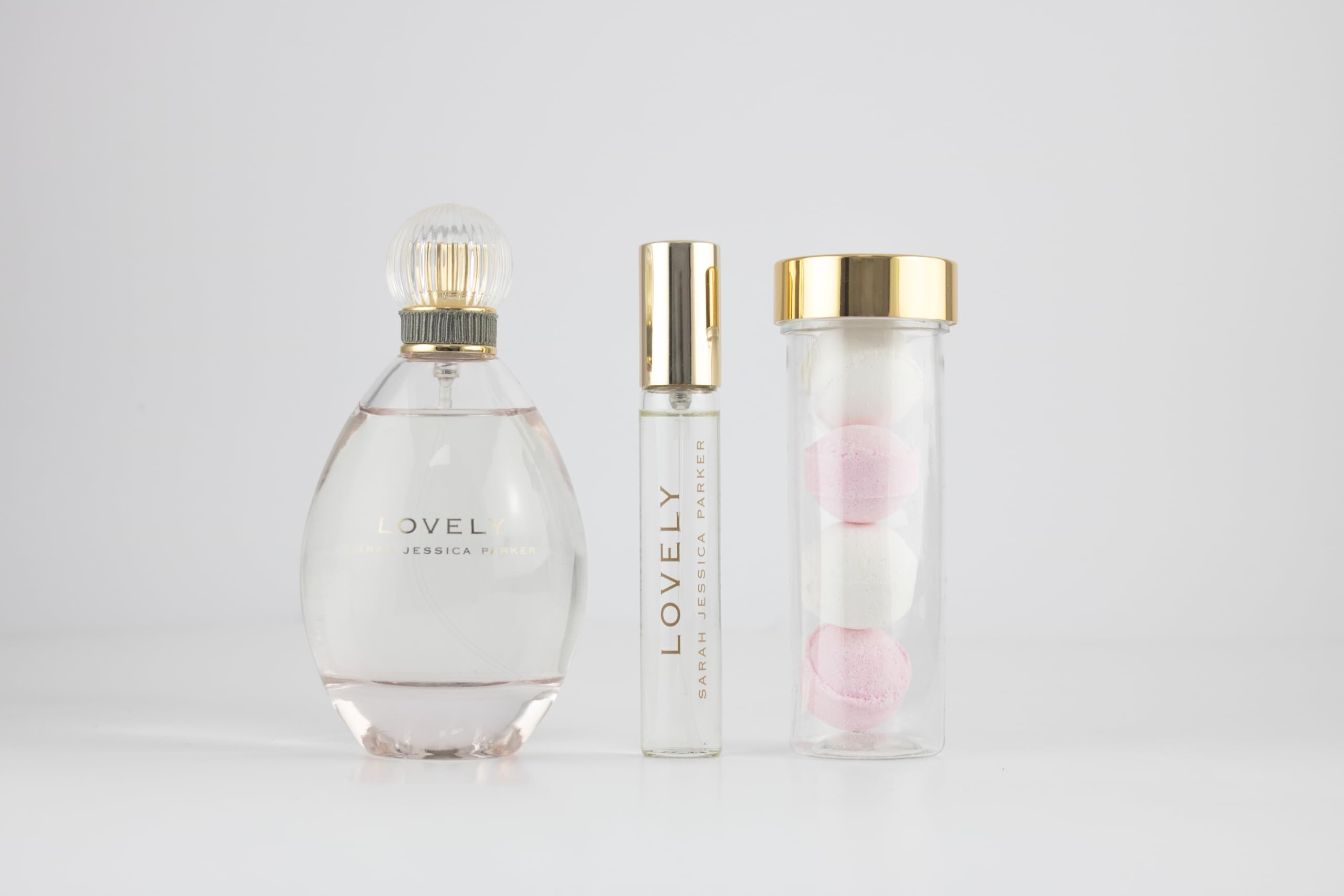 Sarah Jessica Parker Lovely Perfume Gift Set (100ml Eau de Parfum, 15ml Purse Spray & Bath Bombs) – White Amber Fragrance for Women – Genuine SJP Perfume for Women