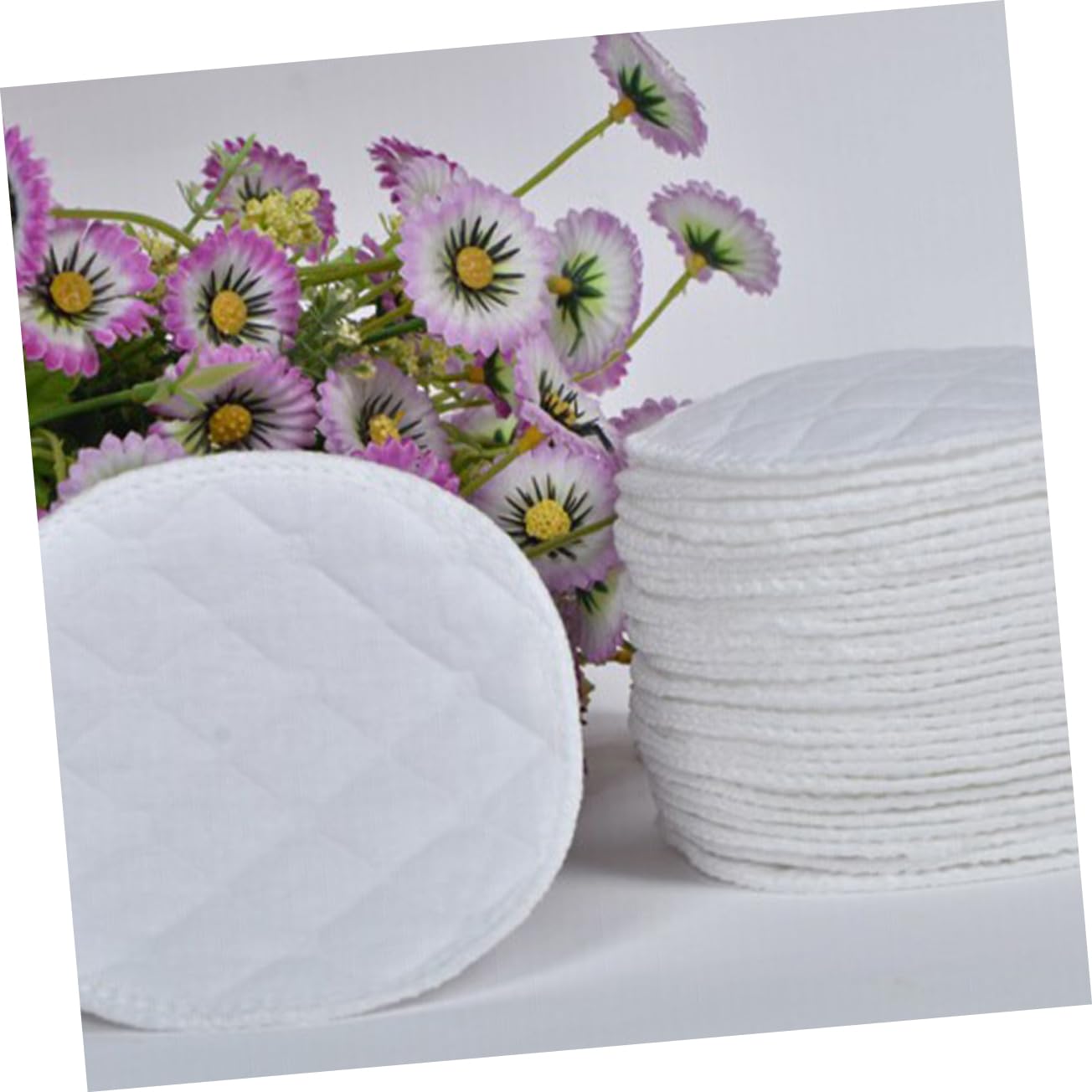 SHOWERORO 20pcs Washable Breastfeeding Pads Eco-Friendly Absorbent Nursing Essentials for Mothers Leakproof Nipples Covers in Soft Cotton White Design