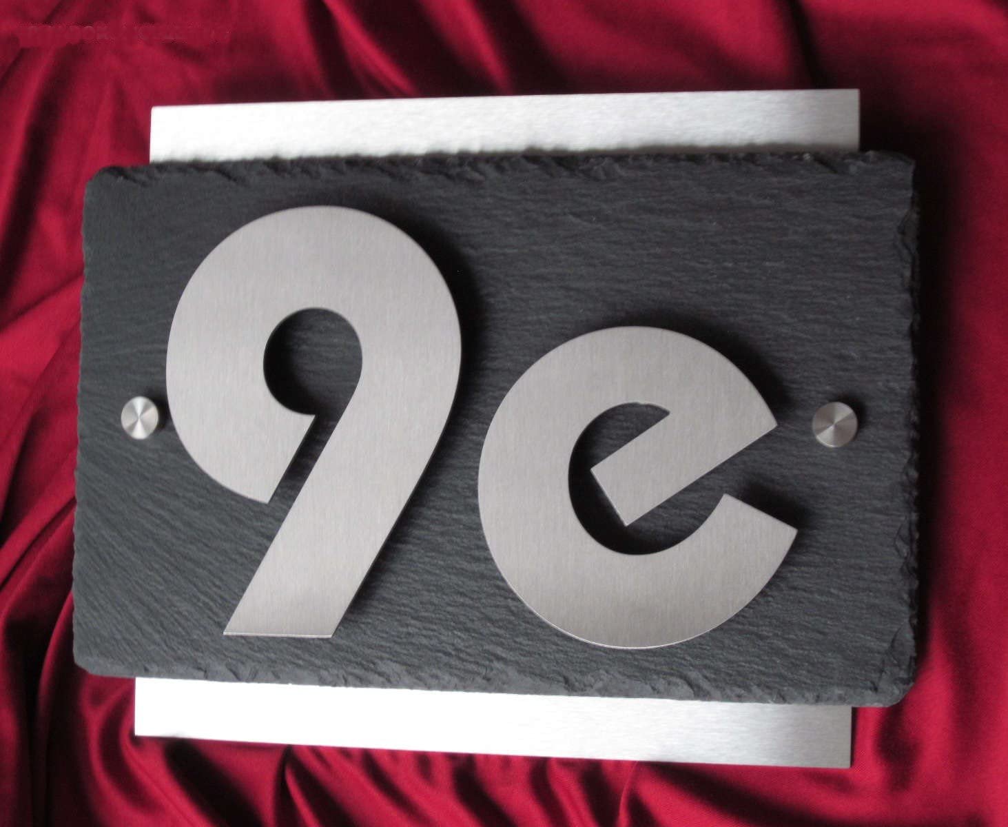 Leskow Metalldesign 3D Hausnummer aus Edelstahl und Schiefer, Individuelles Hausnummernschild, Straßenschild mit Hausnummer, Anthrazit Türschild