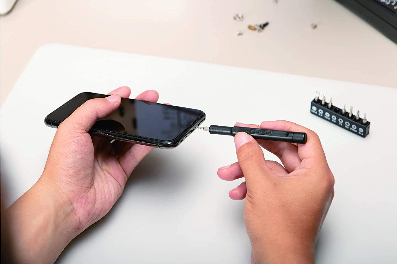 BLACK AND DECKER nowy akumulatorowy śrubokręt litowo-jonowy AI ze sprzęgłem elektrycznym i inteligentnym systemem momentu obrotowego (27 akcesoriów)