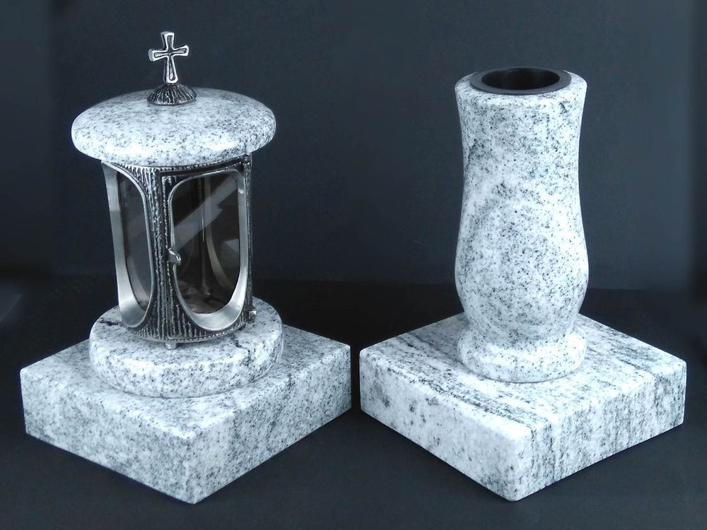 designgrab Alu Grab lampada in alluminio in finitura anticata con croce e tomba VASO Taille Medium e 2 pezzi base rettangolare in granito viscont White/madanp Alli