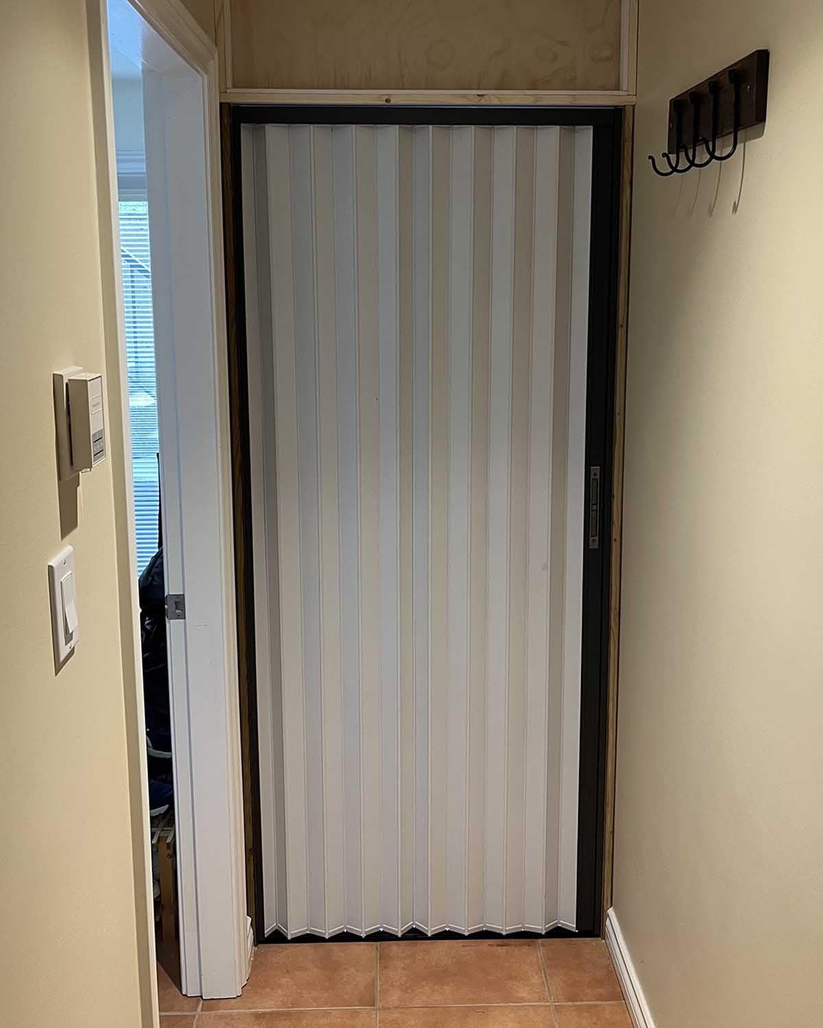 Concertina Door Lockable Aluminum Folding Door for Interior Hallway, Retractable Sliding Door with White Panel & Black Frame, Foldable Accordion Screen Partition(53x80in (134.5x203cm))