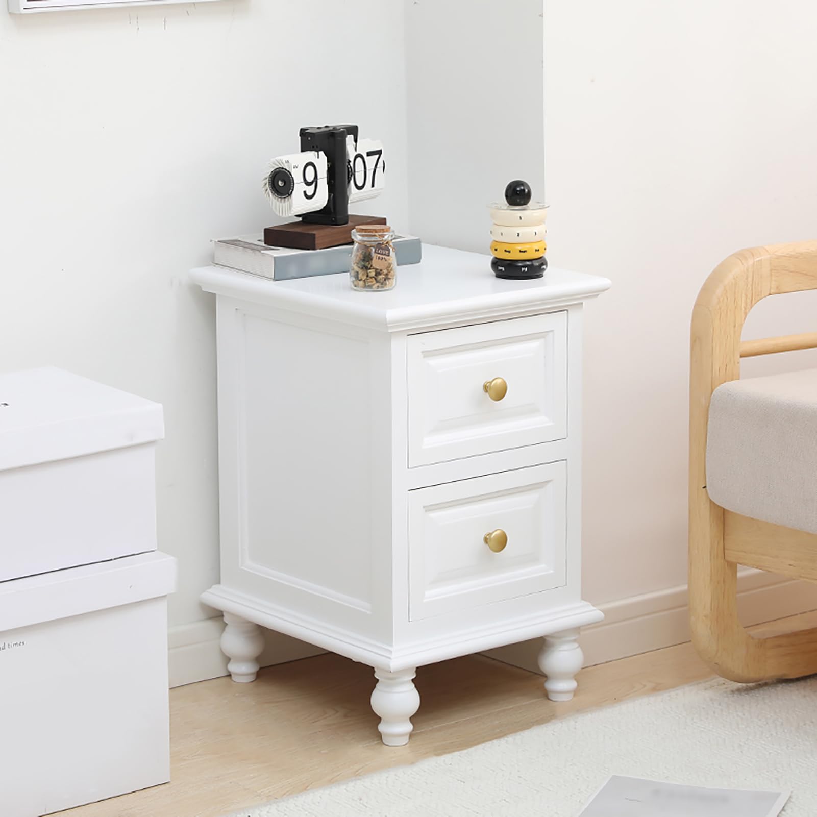 Table de chevet vintage crème pour organiser votre chambre et libérer l'espace