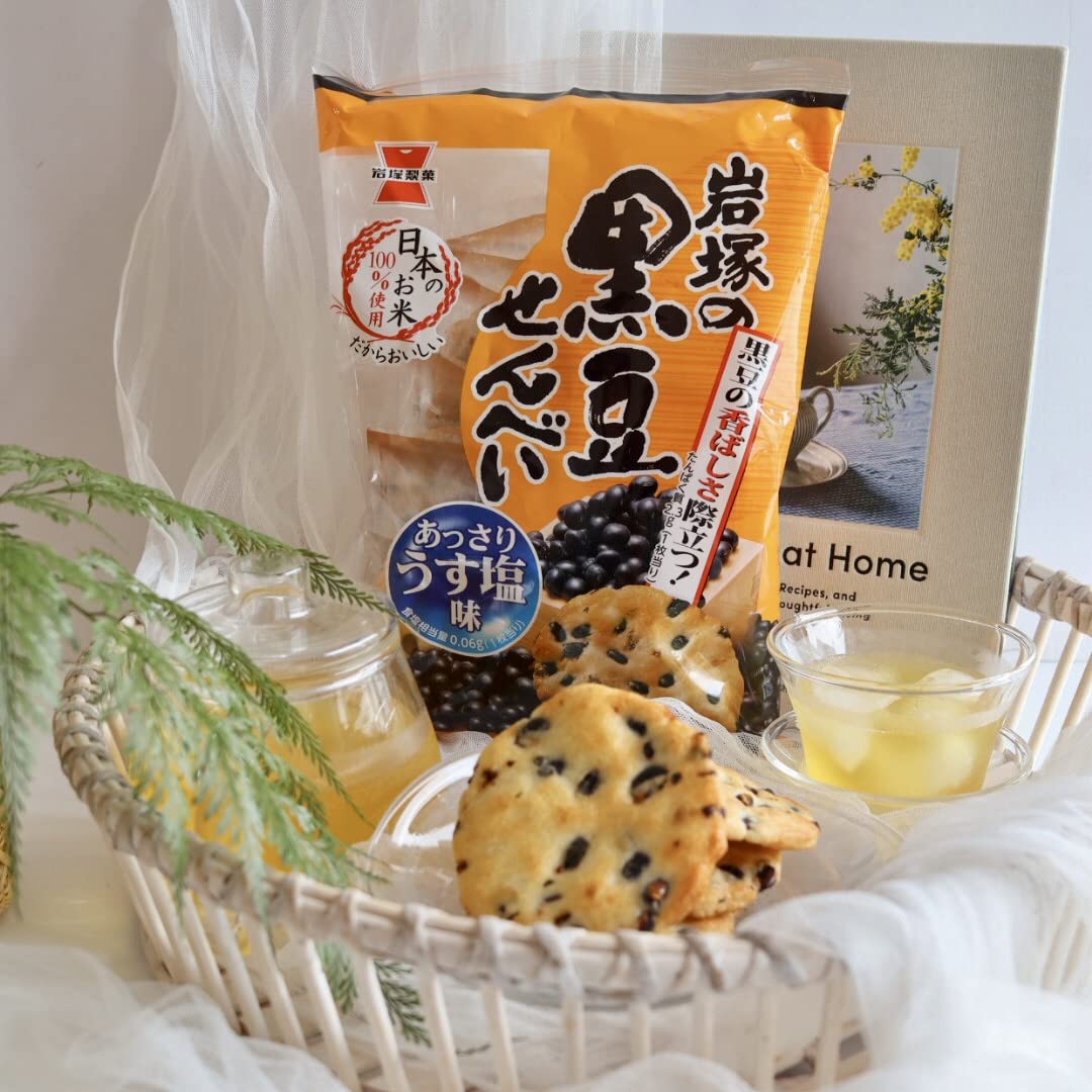 Amazon.co.jp: 岩塚製菓 岩塚の黒豆せんべい 10枚×12袋 : 食品・飲料・お酒