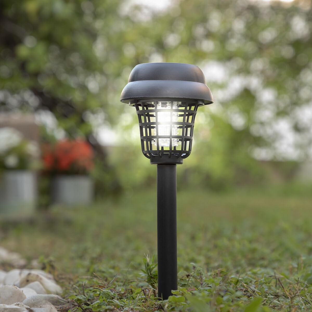 InnovaGoods® Lámpara Solar Antimosquitos, antimosquitos electrico eficiente Trampa Ecofriendly, Sin Químicos ni Olores. Carga Solar, Resistente al Agua IP44. Repelente Mosquitos para Exteriores.