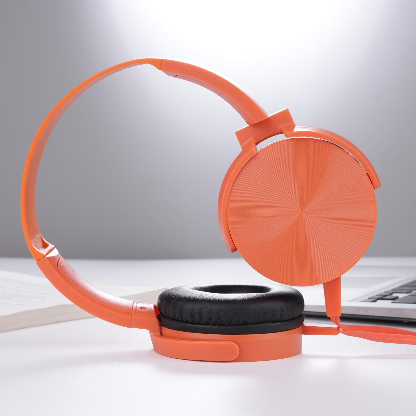 Paquete de 2 auriculares para niños para estudiantes de aula, auriculares con cable, juego de auriculares duraderos para niños, adolescentes, niños y adultos (LS450, verde y naranja)