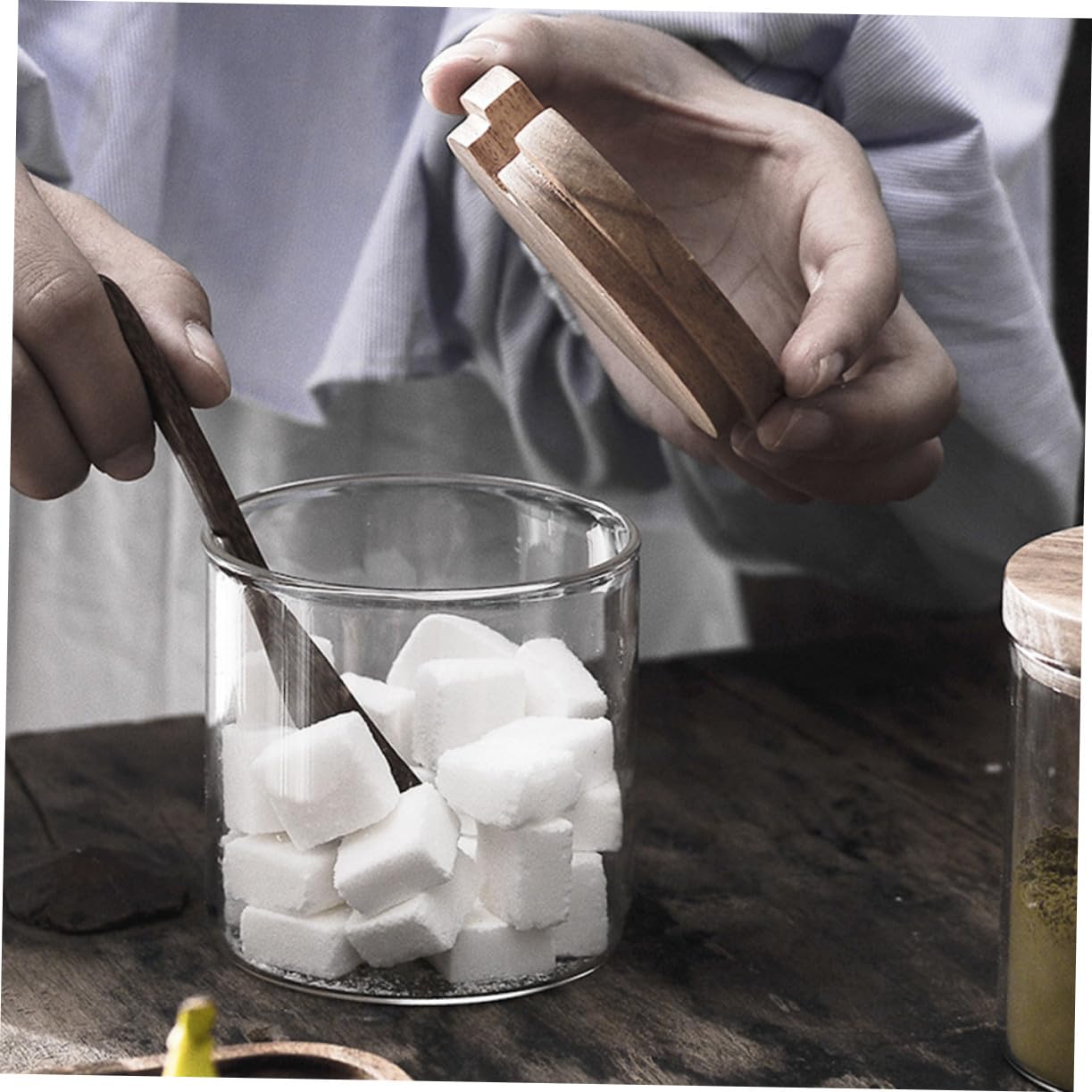 TOYANDONA Glas Gewürzbehälter Holzdeckel und Löffel Küchen Organizer Tablett Luftdicht Platzsparend Gesundes Material für Gewürze Granulate und Flüssigkeiten
