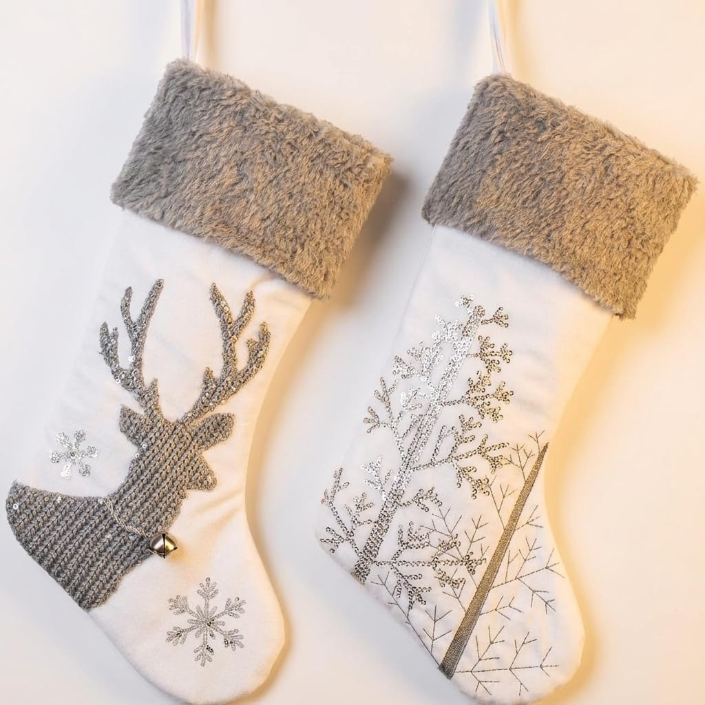 Valery Madelyn Lot de 2 chaussettes de Noël blanches argentées de 53,3 cm, en peluche exquise avec broderie d'élan pour cheminée, décorations de Noël et cadeaux de Noël