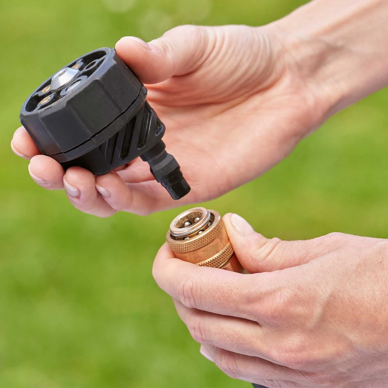 BLACK+DECKER Akku-Druckreiniger (18V, 24 bar, mobiler Druckreiniger zur Reinigung oder Bewässerung, mit flexiblen Wasseranschluss, 5in1 Multifunktionsdüse, ohne Akku & Ladegerät), BCPC18B-XJ