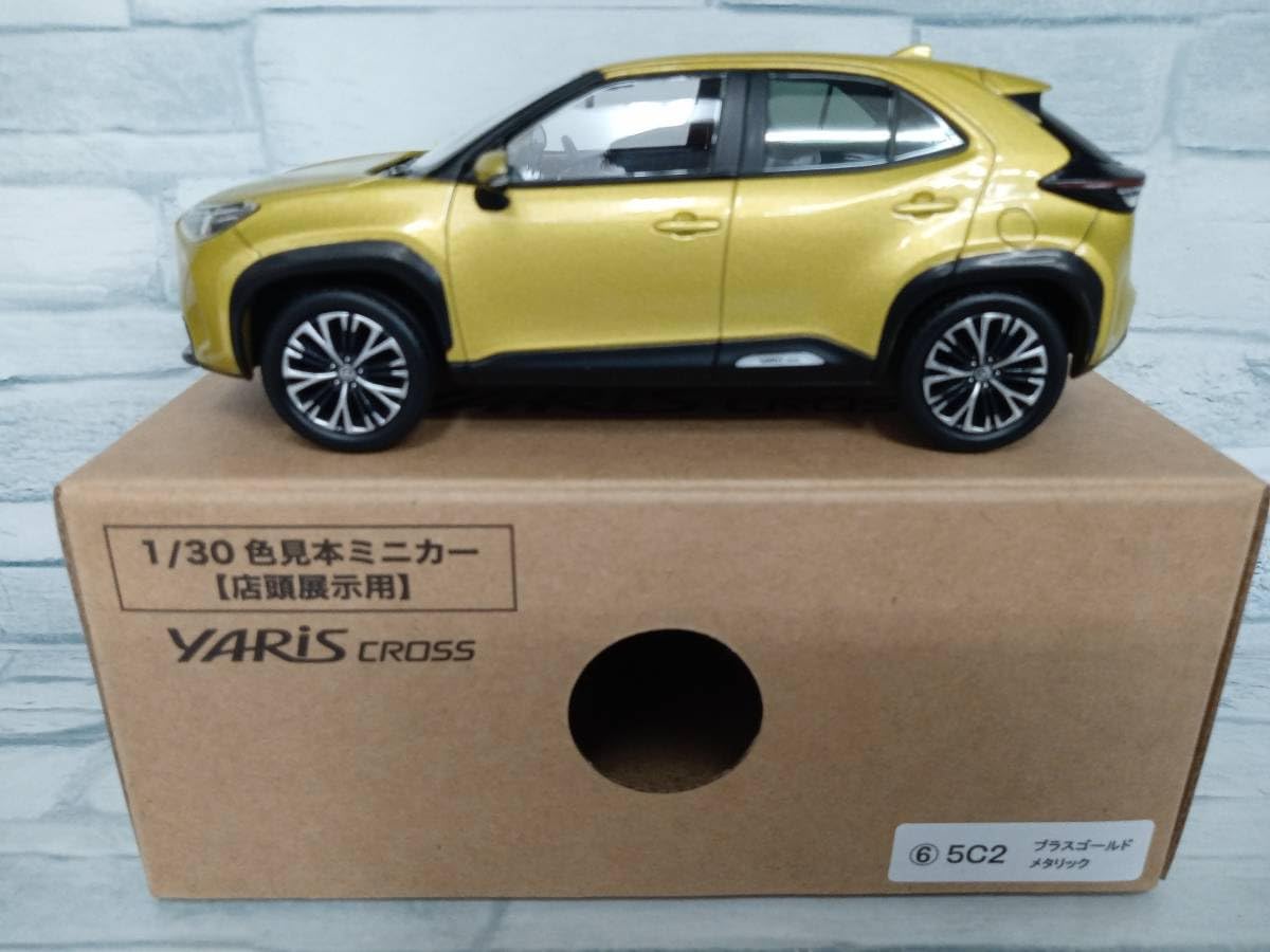 Amazon | カラーサンプルミニカー 1/30 ミニカー YARIS CROSS