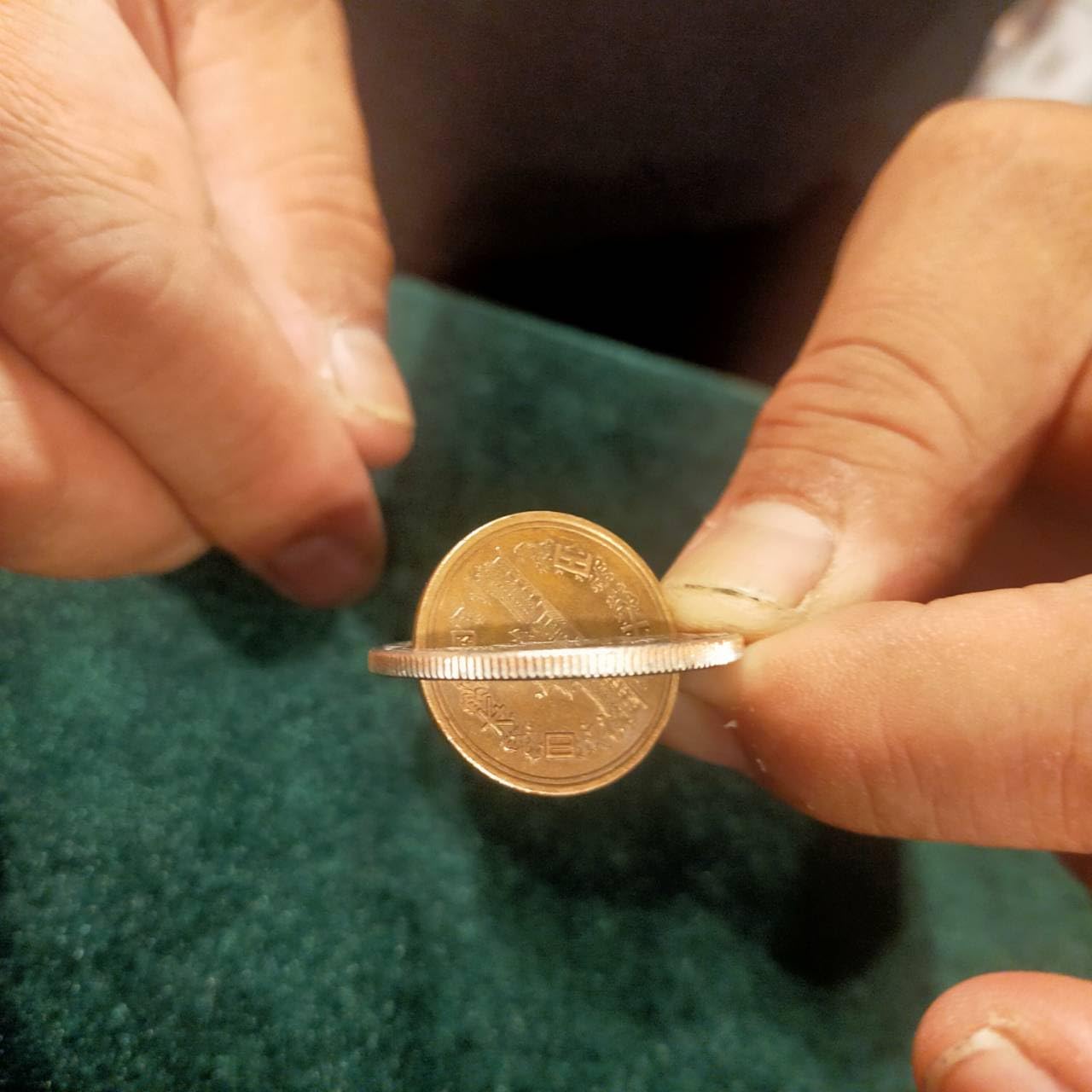 Amazon | 手品屋 コインスルーコイン＜コインがコインを貫通するマジック！＞ | マジック・手品 | おもちゃ